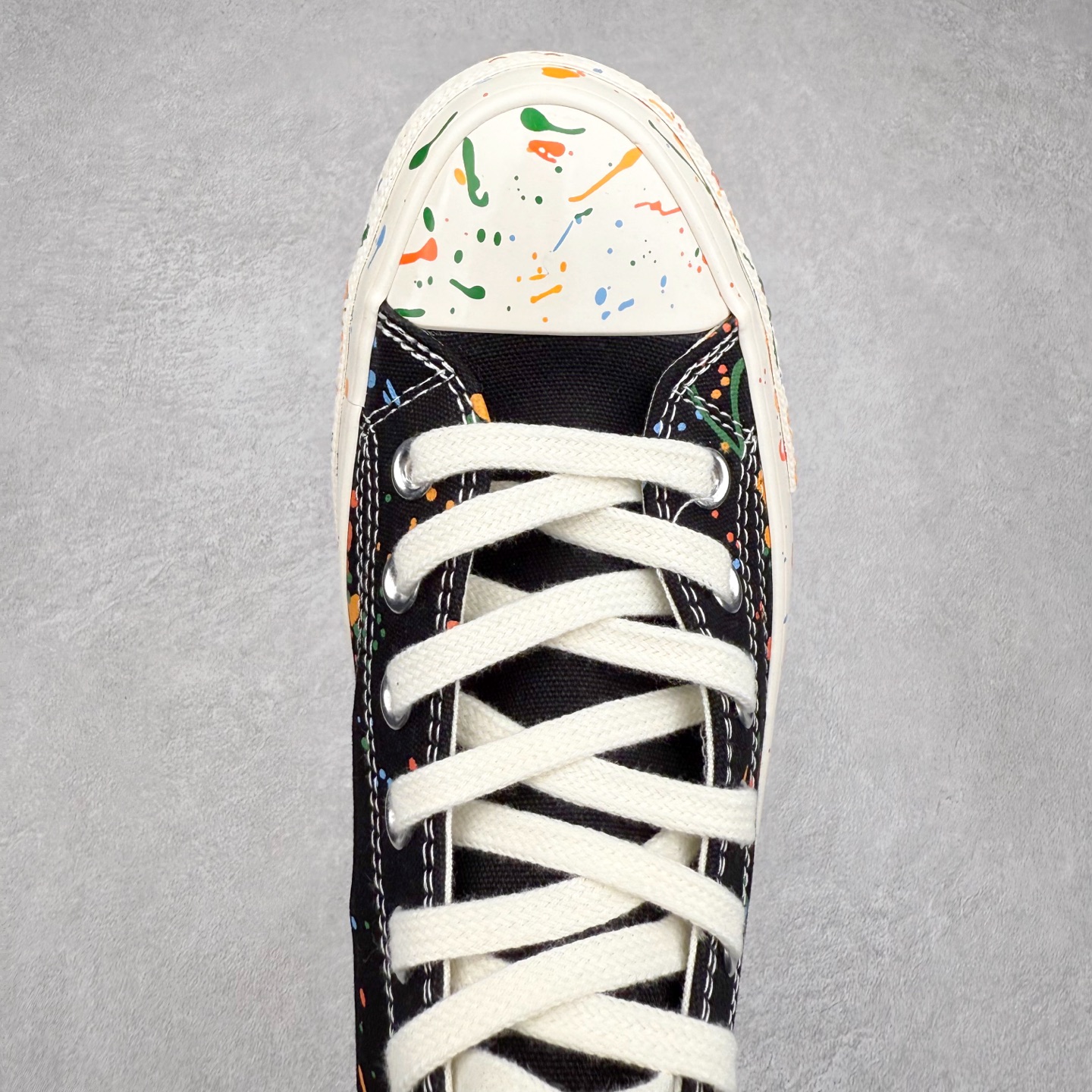 图片[4]-王源 x Converse Chuck 1970S 泼墨 匡威携手王源联名签名款帆布鞋 本次联名将“Chuck挺你步步生彩”的理念融入设计，鞋身大胆采用多彩泼墨工艺，如同将舞台灯光凝固在帆布上。每一抹跳跃的色块都暗藏巧思，正红色象征赤诚初心，电光蓝呼应音乐能量，而泼墨的不规则形态恰似追梦路上迸发的灵感火花。不对称方圆鞋帮贴片是王源特色的哲学符号，展现他对自由与无限可能的追求。后跟印有“BORN FREE, LOVE FEARLESS”字样，灵感源自他的原创歌曲《一样》中“生而自由，爱而无畏”的歌词，诠释了他对梦想的热爱与对自我的坚定。半透明外底则满印涂鸦图案，灵感来自他一路走来的音乐足迹，记录他在唱作旅程中的每一份热血与坚持。 货号：A18761C 低帮 货号：A18760C 高帮 尺码：35 36 36.5 37 37.5 38 39 39.5 40 41 41.5 42 42.5 43 44-选品中心