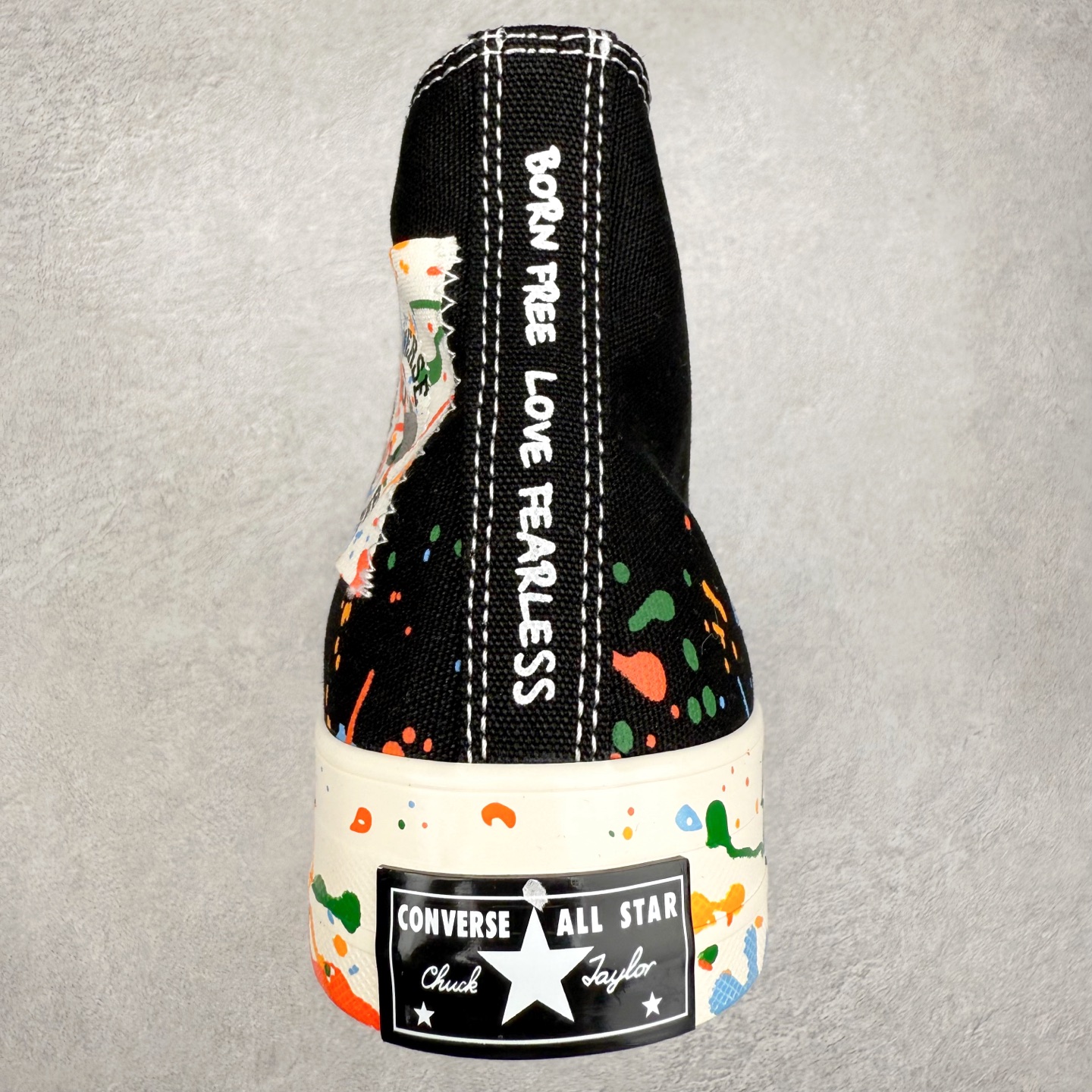 图片[8]-王源 x Converse Chuck 1970S 泼墨 匡威携手王源联名签名款帆布鞋 本次联名将“Chuck挺你步步生彩”的理念融入设计，鞋身大胆采用多彩泼墨工艺，如同将舞台灯光凝固在帆布上。每一抹跳跃的色块都暗藏巧思，正红色象征赤诚初心，电光蓝呼应音乐能量，而泼墨的不规则形态恰似追梦路上迸发的灵感火花。不对称方圆鞋帮贴片是王源特色的哲学符号，展现他对自由与无限可能的追求。后跟印有“BORN FREE, LOVE FEARLESS”字样，灵感源自他的原创歌曲《一样》中“生而自由，爱而无畏”的歌词，诠释了他对梦想的热爱与对自我的坚定。半透明外底则满印涂鸦图案，灵感来自他一路走来的音乐足迹，记录他在唱作旅程中的每一份热血与坚持。 货号：A18761C 低帮 货号：A18760C 高帮 尺码：35 36 36.5 37 37.5 38 39 39.5 40 41 41.5 42 42.5 43 44-选品中心