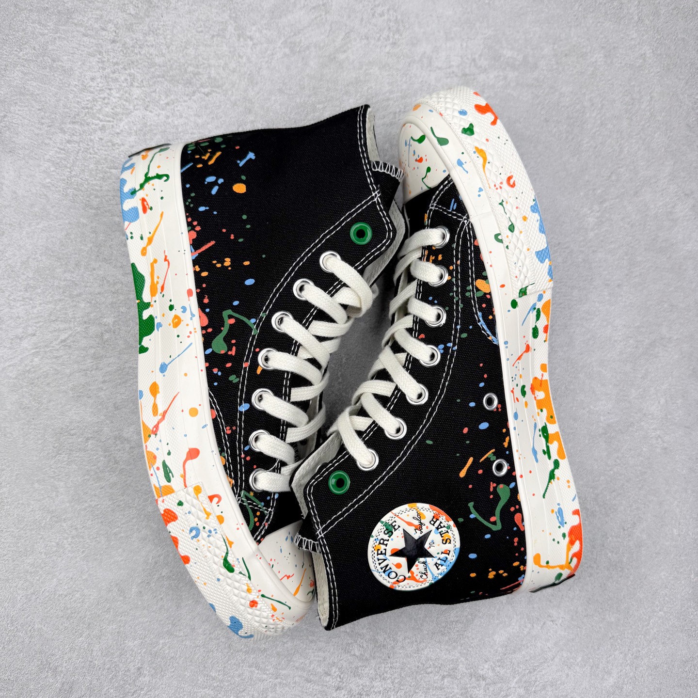 图片[3]-王源 x Converse Chuck 1970S 泼墨 匡威携手王源联名签名款帆布鞋 本次联名将“Chuck挺你步步生彩”的理念融入设计，鞋身大胆采用多彩泼墨工艺，如同将舞台灯光凝固在帆布上。每一抹跳跃的色块都暗藏巧思，正红色象征赤诚初心，电光蓝呼应音乐能量，而泼墨的不规则形态恰似追梦路上迸发的灵感火花。不对称方圆鞋帮贴片是王源特色的哲学符号，展现他对自由与无限可能的追求。后跟印有“BORN FREE, LOVE FEARLESS”字样，灵感源自他的原创歌曲《一样》中“生而自由，爱而无畏”的歌词，诠释了他对梦想的热爱与对自我的坚定。半透明外底则满印涂鸦图案，灵感来自他一路走来的音乐足迹，记录他在唱作旅程中的每一份热血与坚持。 货号：A18761C 低帮 货号：A18760C 高帮 尺码：35 36 36.5 37 37.5 38 39 39.5 40 41 41.5 42 42.5 43 44-选品中心