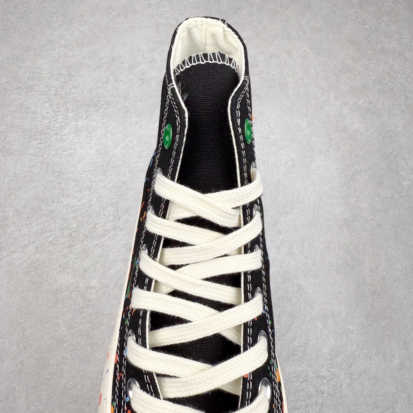 图片[5]-王源 x Converse Chuck 1970S 泼墨 匡威携手王源联名签名款帆布鞋 本次联名将“Chuck挺你步步生彩”的理念融入设计，鞋身大胆采用多彩泼墨工艺，如同将舞台灯光凝固在帆布上。每一抹跳跃的色块都暗藏巧思，正红色象征赤诚初心，电光蓝呼应音乐能量，而泼墨的不规则形态恰似追梦路上迸发的灵感火花。不对称方圆鞋帮贴片是王源特色的哲学符号，展现他对自由与无限可能的追求。后跟印有“BORN FREE, LOVE FEARLESS”字样，灵感源自他的原创歌曲《一样》中“生而自由，爱而无畏”的歌词，诠释了他对梦想的热爱与对自我的坚定。半透明外底则满印涂鸦图案，灵感来自他一路走来的音乐足迹，记录他在唱作旅程中的每一份热血与坚持。 货号：A18761C 低帮 货号：A18760C 高帮 尺码：35 36 36.5 37 37.5 38 39 39.5 40 41 41.5 42 42.5 43 44-选品中心