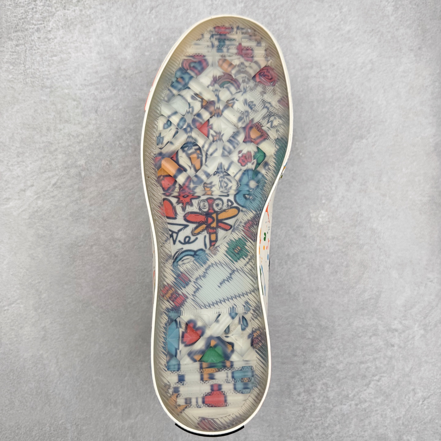 图片[9]-王源 x Converse Chuck 1970S 泼墨 匡威携手王源联名签名款帆布鞋 本次联名将“Chuck挺你步步生彩”的理念融入设计，鞋身大胆采用多彩泼墨工艺，如同将舞台灯光凝固在帆布上。每一抹跳跃的色块都暗藏巧思，正红色象征赤诚初心，电光蓝呼应音乐能量，而泼墨的不规则形态恰似追梦路上迸发的灵感火花。不对称方圆鞋帮贴片是王源特色的哲学符号，展现他对自由与无限可能的追求。后跟印有“BORN FREE, LOVE FEARLESS”字样，灵感源自他的原创歌曲《一样》中“生而自由，爱而无畏”的歌词，诠释了他对梦想的热爱与对自我的坚定。半透明外底则满印涂鸦图案，灵感来自他一路走来的音乐足迹，记录他在唱作旅程中的每一份热血与坚持。 货号：A18761C 低帮 货号：A18760C 高帮 尺码：35 36 36.5 37 37.5 38 39 39.5 40 41 41.5 42 42.5 43 44-选品中心