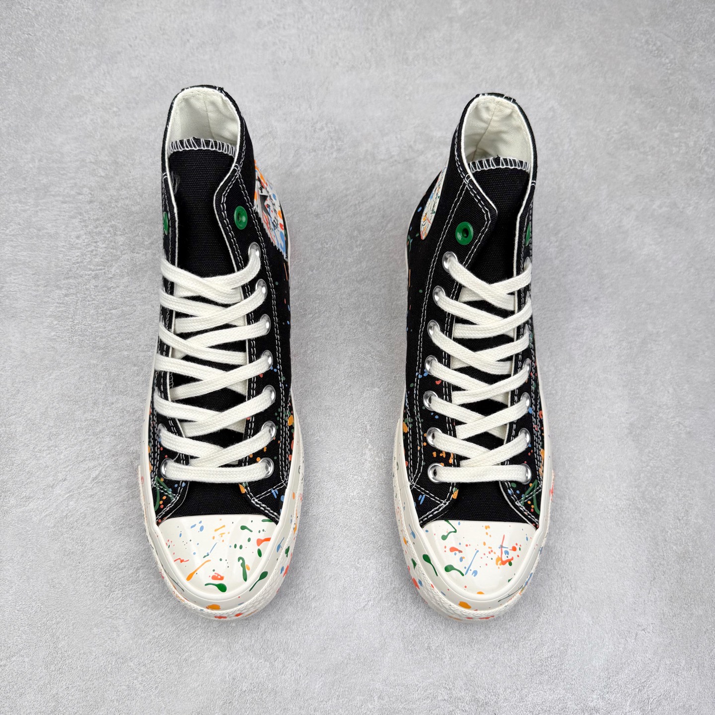 图片[2]-王源 x Converse Chuck 1970S 泼墨 匡威携手王源联名签名款帆布鞋 本次联名将“Chuck挺你步步生彩”的理念融入设计，鞋身大胆采用多彩泼墨工艺，如同将舞台灯光凝固在帆布上。每一抹跳跃的色块都暗藏巧思，正红色象征赤诚初心，电光蓝呼应音乐能量，而泼墨的不规则形态恰似追梦路上迸发的灵感火花。不对称方圆鞋帮贴片是王源特色的哲学符号，展现他对自由与无限可能的追求。后跟印有“BORN FREE, LOVE FEARLESS”字样，灵感源自他的原创歌曲《一样》中“生而自由，爱而无畏”的歌词，诠释了他对梦想的热爱与对自我的坚定。半透明外底则满印涂鸦图案，灵感来自他一路走来的音乐足迹，记录他在唱作旅程中的每一份热血与坚持。 货号：A18761C 低帮 货号：A18760C 高帮 尺码：35 36 36.5 37 37.5 38 39 39.5 40 41 41.5 42 42.5 43 44-选品中心