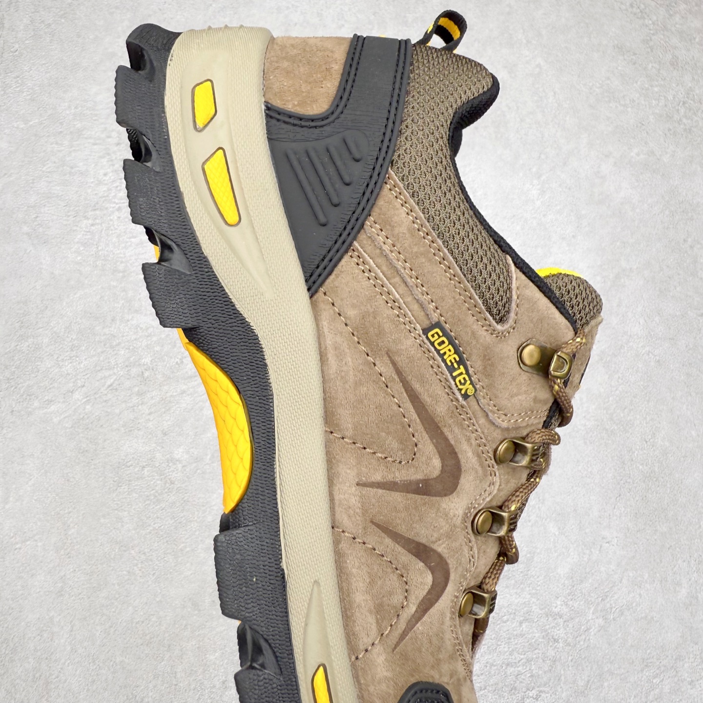 图片[6]-The North Face 北面乐斯菲斯户外运动休闲登山鞋越野徒步鞋 广东大厂品质 面料采用进口磨砂牛皮 鞋底采用Vibram黄金大底 专门为鞋底设计的橡胶以出色的耐磨性 良好的防滑性或得不少户外运动爱好者的喜欢 专业户外登山品牌（北面）The North Face自1966年创立，由两位热爱登山徒步的年轻登山者于美西旧金山开创，不断透过研发与创新，并且将最先进的技术结合在服装与鞋款设计，生产多种外型帅气且专业能力非常强的户外运动装备而备受欢迎。尺码：39-45（运动鞋码）-选品中心