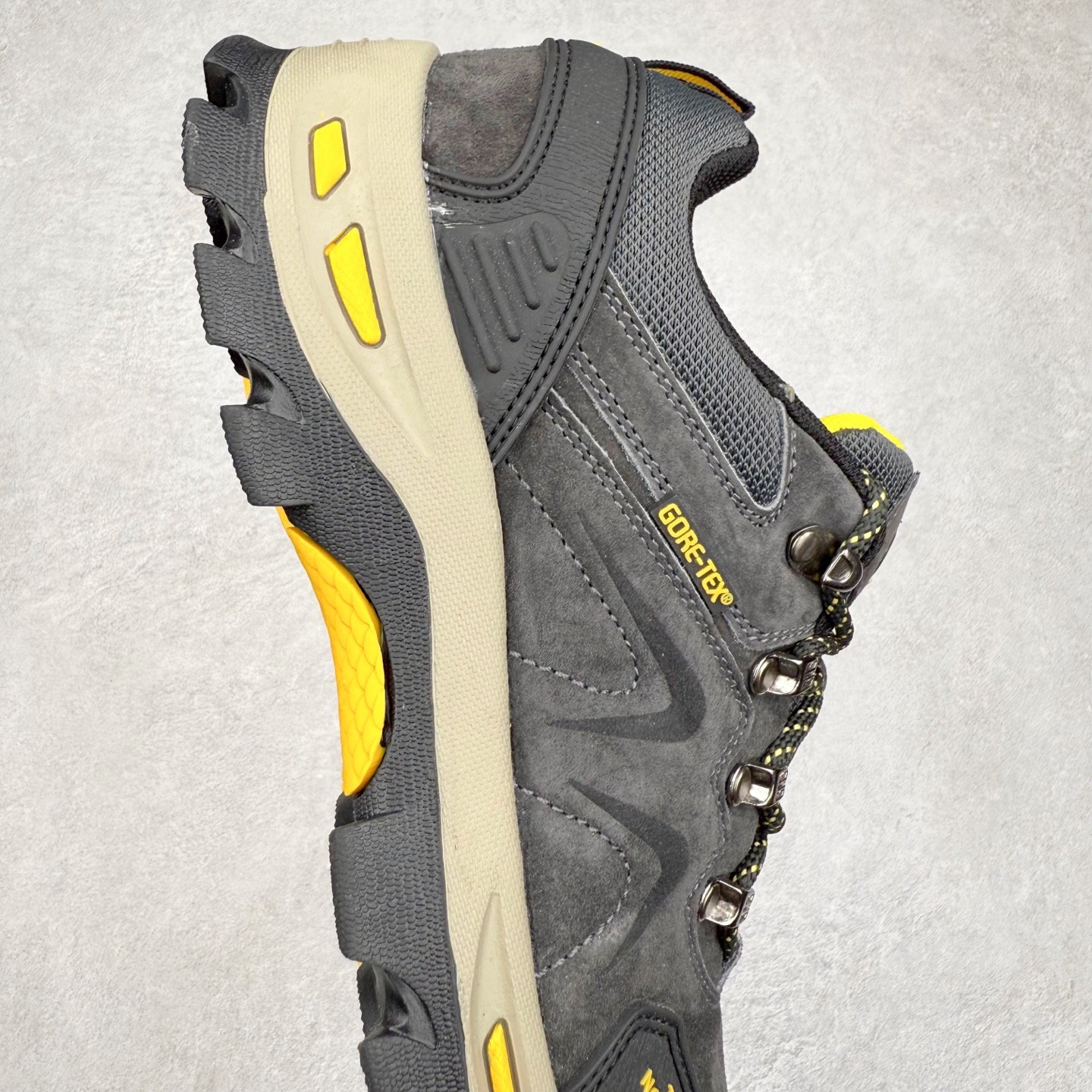 图片[6]-The North Face 北面乐斯菲斯户外运动休闲登山鞋越野徒步鞋 广东大厂品质 面料采用进口磨砂牛皮 鞋底采用Vibram黄金大底 专门为鞋底设计的橡胶以出色的耐磨性 良好的防滑性或得不少户外运动爱好者的喜欢 专业户外登山品牌（北面）The North Face自1966年创立，由两位热爱登山徒步的年轻登山者于美西旧金山开创，不断透过研发与创新，并且将最先进的技术结合在服装与鞋款设计，生产多种外型帅气且专业能力非常强的户外运动装备而备受欢迎。尺码：39-45（运动鞋码）-选品中心