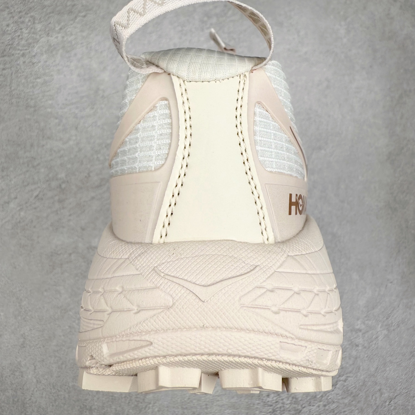 图片[8]-HOKA ONE ONE Mafate Speed 2 Low 玛法特2代系列低帮轻量户外越野休闲运动慢跑鞋 HOKA ONE ONE 最近推出了一个胶囊系列 Origin Story 这个系列里的 Mafate Speed 2 可以说让我日思夜想有一阵子了 最近终于拔草 让我来分享一下这双也是上脚赞到爆的越野跑鞋吧 以阿尔卑斯山脉作为主题将亮黄色与蓝色调覆盖在这经典轮廓之上 配色的呈现效果相当亮眼 以至于很多人买这个配色是用来日常搭配的 鞋面采用超轻的无缝架构 轻薄的TPU贴在透气的鞋面材料上 减轻重量同时也保证了支撑性 鞋底则采用滚动平衡技术 引导跑者回归自然步态 祖传的神奇EVA材质中底依旧是一如既往地表现优秀 能提供充足的缓震 作为HOKA家的越野跑鞋 VIBRAM 橡胶大底也是必不可少的 即便在复杂湿滑的地形 依旧能有良好的抓地力及稳定性 鞋带采用了弹性不易松脱的扁宽弹性鞋带 前掌与中掌部分也进行了加宽 也更加适合亚洲人的脚型 是一款十分全面且足够强悍的户外硬核越野鞋 而这双极其亮眼的越野跑鞋恰好又是在江山一百中参赛的UTMB冠军 Ludovic POMMERET 夺冠时穿着的战靴 这就让它变得更加有吸引力了 用来日常搭配的话短裤是基本不挑 长裤我个人推荐阔腿裤 工装裤以及各种长筒牛仔裤都可以 尺码：36 36.5 37.5 38 38.5 39 40 40.5 41 42 42.5 43 44 44.5 45-选品中心