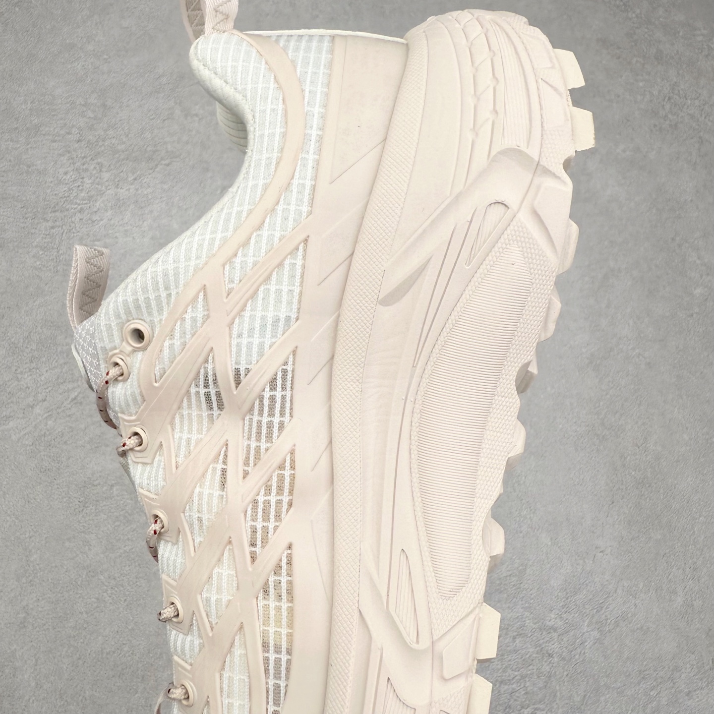 图片[7]-HOKA ONE ONE Mafate Speed 2 Low 玛法特2代系列低帮轻量户外越野休闲运动慢跑鞋 HOKA ONE ONE 最近推出了一个胶囊系列 Origin Story 这个系列里的 Mafate Speed 2 可以说让我日思夜想有一阵子了 最近终于拔草 让我来分享一下这双也是上脚赞到爆的越野跑鞋吧 以阿尔卑斯山脉作为主题将亮黄色与蓝色调覆盖在这经典轮廓之上 配色的呈现效果相当亮眼 以至于很多人买这个配色是用来日常搭配的 鞋面采用超轻的无缝架构 轻薄的TPU贴在透气的鞋面材料上 减轻重量同时也保证了支撑性 鞋底则采用滚动平衡技术 引导跑者回归自然步态 祖传的神奇EVA材质中底依旧是一如既往地表现优秀 能提供充足的缓震 作为HOKA家的越野跑鞋 VIBRAM 橡胶大底也是必不可少的 即便在复杂湿滑的地形 依旧能有良好的抓地力及稳定性 鞋带采用了弹性不易松脱的扁宽弹性鞋带 前掌与中掌部分也进行了加宽 也更加适合亚洲人的脚型 是一款十分全面且足够强悍的户外硬核越野鞋 而这双极其亮眼的越野跑鞋恰好又是在江山一百中参赛的UTMB冠军 Ludovic POMMERET 夺冠时穿着的战靴 这就让它变得更加有吸引力了 用来日常搭配的话短裤是基本不挑 长裤我个人推荐阔腿裤 工装裤以及各种长筒牛仔裤都可以 尺码：36 36.5 37.5 38 38.5 39 40 40.5 41 42 42.5 43 44 44.5 45-选品中心