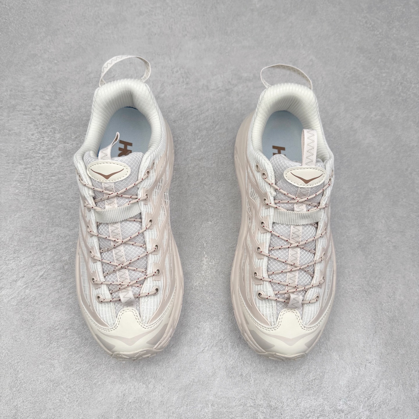 图片[2]-HOKA ONE ONE Mafate Speed 2 Low 玛法特2代系列低帮轻量户外越野休闲运动慢跑鞋 HOKA ONE ONE 最近推出了一个胶囊系列 Origin Story 这个系列里的 Mafate Speed 2 可以说让我日思夜想有一阵子了 最近终于拔草 让我来分享一下这双也是上脚赞到爆的越野跑鞋吧 以阿尔卑斯山脉作为主题将亮黄色与蓝色调覆盖在这经典轮廓之上 配色的呈现效果相当亮眼 以至于很多人买这个配色是用来日常搭配的 鞋面采用超轻的无缝架构 轻薄的TPU贴在透气的鞋面材料上 减轻重量同时也保证了支撑性 鞋底则采用滚动平衡技术 引导跑者回归自然步态 祖传的神奇EVA材质中底依旧是一如既往地表现优秀 能提供充足的缓震 作为HOKA家的越野跑鞋 VIBRAM 橡胶大底也是必不可少的 即便在复杂湿滑的地形 依旧能有良好的抓地力及稳定性 鞋带采用了弹性不易松脱的扁宽弹性鞋带 前掌与中掌部分也进行了加宽 也更加适合亚洲人的脚型 是一款十分全面且足够强悍的户外硬核越野鞋 而这双极其亮眼的越野跑鞋恰好又是在江山一百中参赛的UTMB冠军 Ludovic POMMERET 夺冠时穿着的战靴 这就让它变得更加有吸引力了 用来日常搭配的话短裤是基本不挑 长裤我个人推荐阔腿裤 工装裤以及各种长筒牛仔裤都可以 尺码：36 36.5 37.5 38 38.5 39 40 40.5 41 42 42.5 43 44 44.5 45-选品中心