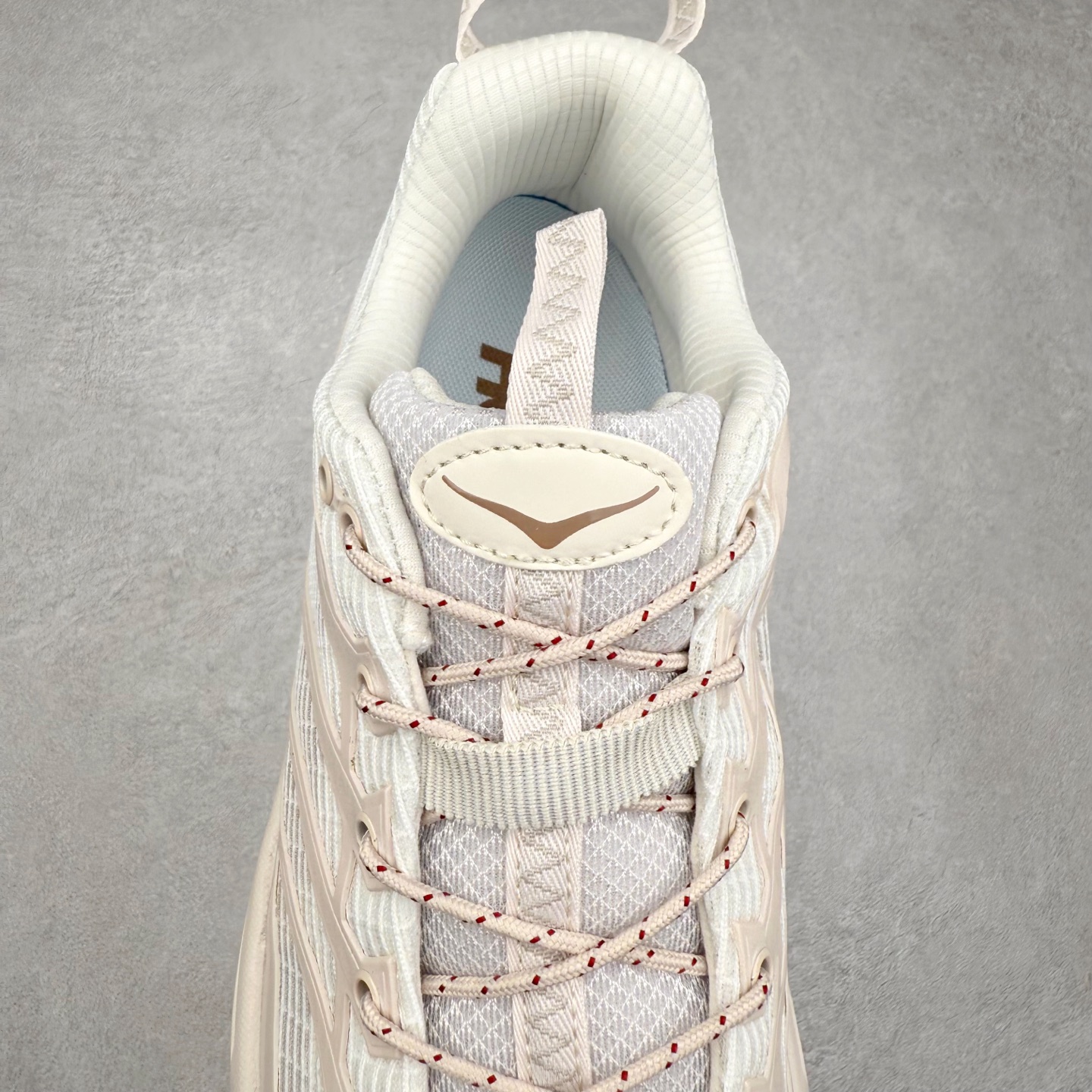 图片[5]-HOKA ONE ONE Mafate Speed 2 Low 玛法特2代系列低帮轻量户外越野休闲运动慢跑鞋 HOKA ONE ONE 最近推出了一个胶囊系列 Origin Story 这个系列里的 Mafate Speed 2 可以说让我日思夜想有一阵子了 最近终于拔草 让我来分享一下这双也是上脚赞到爆的越野跑鞋吧 以阿尔卑斯山脉作为主题将亮黄色与蓝色调覆盖在这经典轮廓之上 配色的呈现效果相当亮眼 以至于很多人买这个配色是用来日常搭配的 鞋面采用超轻的无缝架构 轻薄的TPU贴在透气的鞋面材料上 减轻重量同时也保证了支撑性 鞋底则采用滚动平衡技术 引导跑者回归自然步态 祖传的神奇EVA材质中底依旧是一如既往地表现优秀 能提供充足的缓震 作为HOKA家的越野跑鞋 VIBRAM 橡胶大底也是必不可少的 即便在复杂湿滑的地形 依旧能有良好的抓地力及稳定性 鞋带采用了弹性不易松脱的扁宽弹性鞋带 前掌与中掌部分也进行了加宽 也更加适合亚洲人的脚型 是一款十分全面且足够强悍的户外硬核越野鞋 而这双极其亮眼的越野跑鞋恰好又是在江山一百中参赛的UTMB冠军 Ludovic POMMERET 夺冠时穿着的战靴 这就让它变得更加有吸引力了 用来日常搭配的话短裤是基本不挑 长裤我个人推荐阔腿裤 工装裤以及各种长筒牛仔裤都可以 尺码：36 36.5 37.5 38 38.5 39 40 40.5 41 42 42.5 43 44 44.5 45-选品中心