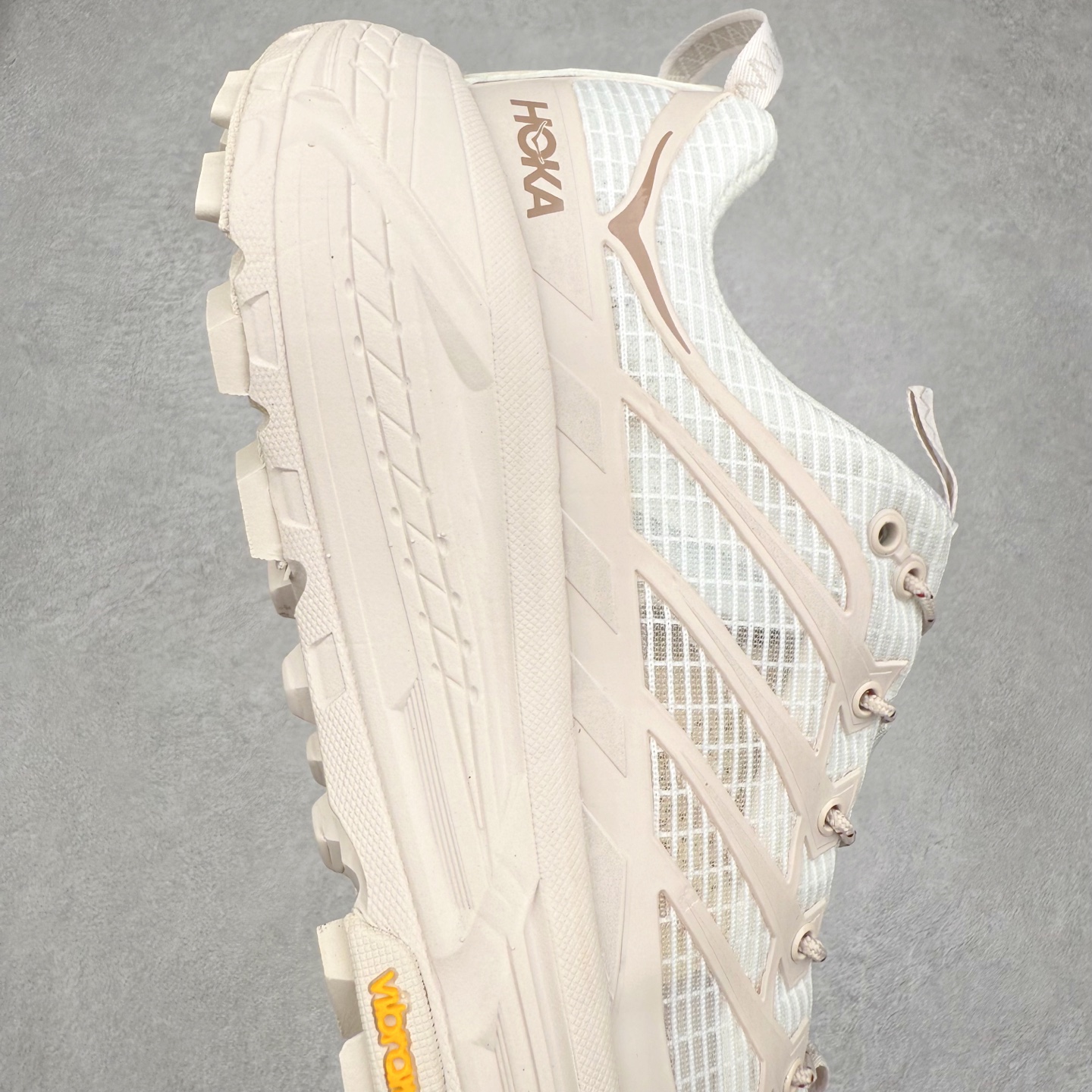 图片[6]-HOKA ONE ONE Mafate Speed 2 Low 玛法特2代系列低帮轻量户外越野休闲运动慢跑鞋 HOKA ONE ONE 最近推出了一个胶囊系列 Origin Story 这个系列里的 Mafate Speed 2 可以说让我日思夜想有一阵子了 最近终于拔草 让我来分享一下这双也是上脚赞到爆的越野跑鞋吧 以阿尔卑斯山脉作为主题将亮黄色与蓝色调覆盖在这经典轮廓之上 配色的呈现效果相当亮眼 以至于很多人买这个配色是用来日常搭配的 鞋面采用超轻的无缝架构 轻薄的TPU贴在透气的鞋面材料上 减轻重量同时也保证了支撑性 鞋底则采用滚动平衡技术 引导跑者回归自然步态 祖传的神奇EVA材质中底依旧是一如既往地表现优秀 能提供充足的缓震 作为HOKA家的越野跑鞋 VIBRAM 橡胶大底也是必不可少的 即便在复杂湿滑的地形 依旧能有良好的抓地力及稳定性 鞋带采用了弹性不易松脱的扁宽弹性鞋带 前掌与中掌部分也进行了加宽 也更加适合亚洲人的脚型 是一款十分全面且足够强悍的户外硬核越野鞋 而这双极其亮眼的越野跑鞋恰好又是在江山一百中参赛的UTMB冠军 Ludovic POMMERET 夺冠时穿着的战靴 这就让它变得更加有吸引力了 用来日常搭配的话短裤是基本不挑 长裤我个人推荐阔腿裤 工装裤以及各种长筒牛仔裤都可以 尺码：36 36.5 37.5 38 38.5 39 40 40.5 41 42 42.5 43 44 44.5 45-选品中心