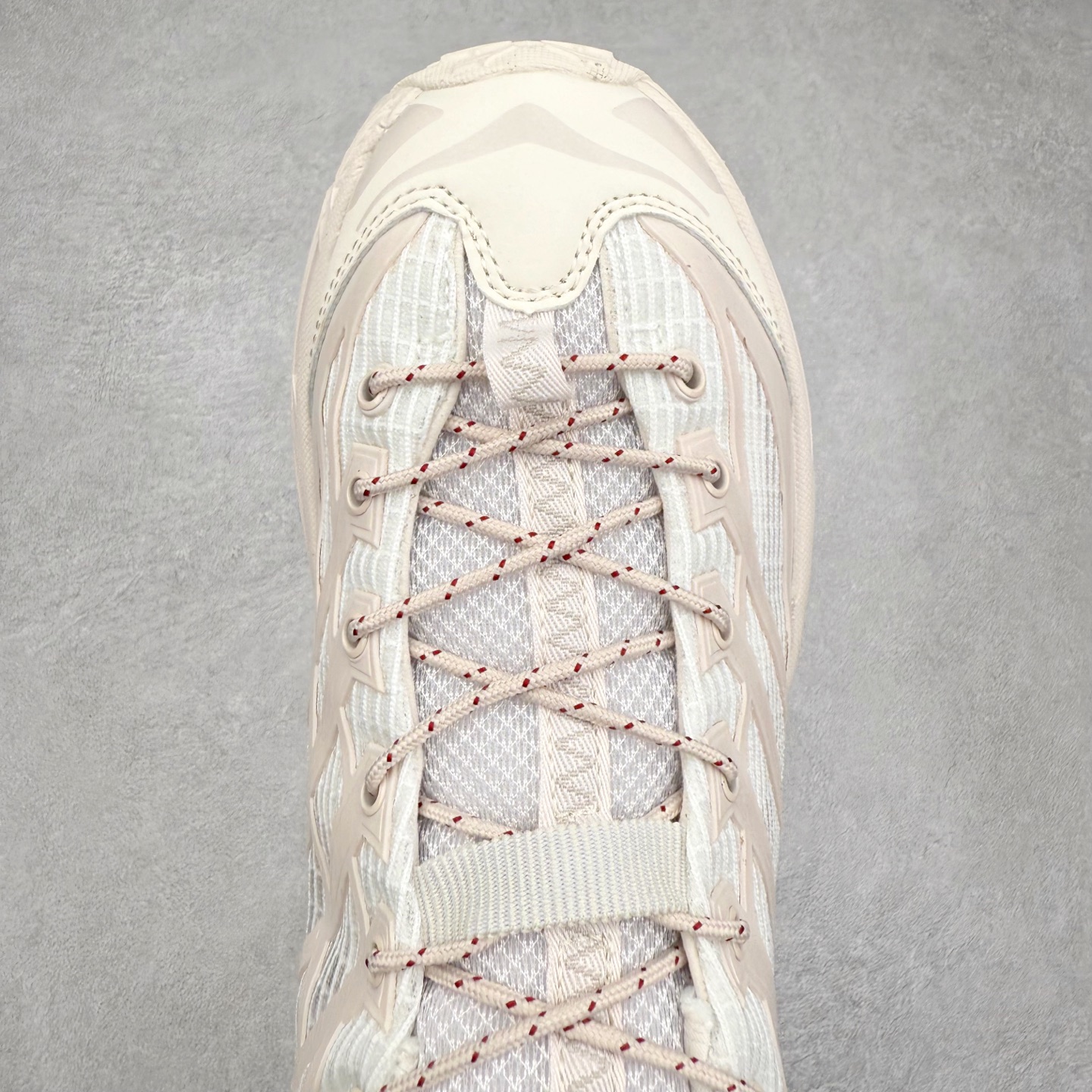 图片[4]-HOKA ONE ONE Mafate Speed 2 Low 玛法特2代系列低帮轻量户外越野休闲运动慢跑鞋 HOKA ONE ONE 最近推出了一个胶囊系列 Origin Story 这个系列里的 Mafate Speed 2 可以说让我日思夜想有一阵子了 最近终于拔草 让我来分享一下这双也是上脚赞到爆的越野跑鞋吧 以阿尔卑斯山脉作为主题将亮黄色与蓝色调覆盖在这经典轮廓之上 配色的呈现效果相当亮眼 以至于很多人买这个配色是用来日常搭配的 鞋面采用超轻的无缝架构 轻薄的TPU贴在透气的鞋面材料上 减轻重量同时也保证了支撑性 鞋底则采用滚动平衡技术 引导跑者回归自然步态 祖传的神奇EVA材质中底依旧是一如既往地表现优秀 能提供充足的缓震 作为HOKA家的越野跑鞋 VIBRAM 橡胶大底也是必不可少的 即便在复杂湿滑的地形 依旧能有良好的抓地力及稳定性 鞋带采用了弹性不易松脱的扁宽弹性鞋带 前掌与中掌部分也进行了加宽 也更加适合亚洲人的脚型 是一款十分全面且足够强悍的户外硬核越野鞋 而这双极其亮眼的越野跑鞋恰好又是在江山一百中参赛的UTMB冠军 Ludovic POMMERET 夺冠时穿着的战靴 这就让它变得更加有吸引力了 用来日常搭配的话短裤是基本不挑 长裤我个人推荐阔腿裤 工装裤以及各种长筒牛仔裤都可以 尺码：36 36.5 37.5 38 38.5 39 40 40.5 41 42 42.5 43 44 44.5 45-选品中心