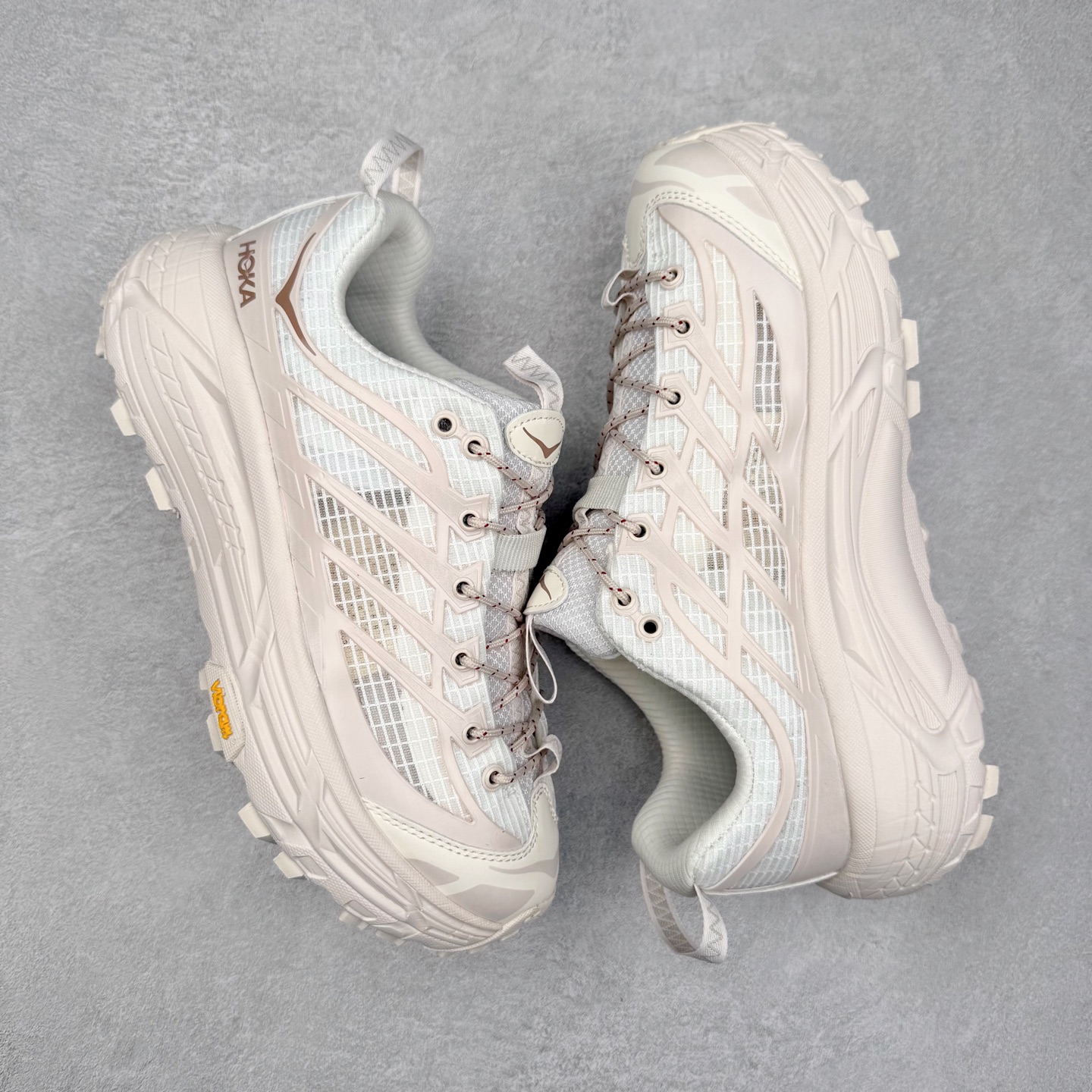 图片[3]-HOKA ONE ONE Mafate Speed 2 Low 玛法特2代系列低帮轻量户外越野休闲运动慢跑鞋 HOKA ONE ONE 最近推出了一个胶囊系列 Origin Story 这个系列里的 Mafate Speed 2 可以说让我日思夜想有一阵子了 最近终于拔草 让我来分享一下这双也是上脚赞到爆的越野跑鞋吧 以阿尔卑斯山脉作为主题将亮黄色与蓝色调覆盖在这经典轮廓之上 配色的呈现效果相当亮眼 以至于很多人买这个配色是用来日常搭配的 鞋面采用超轻的无缝架构 轻薄的TPU贴在透气的鞋面材料上 减轻重量同时也保证了支撑性 鞋底则采用滚动平衡技术 引导跑者回归自然步态 祖传的神奇EVA材质中底依旧是一如既往地表现优秀 能提供充足的缓震 作为HOKA家的越野跑鞋 VIBRAM 橡胶大底也是必不可少的 即便在复杂湿滑的地形 依旧能有良好的抓地力及稳定性 鞋带采用了弹性不易松脱的扁宽弹性鞋带 前掌与中掌部分也进行了加宽 也更加适合亚洲人的脚型 是一款十分全面且足够强悍的户外硬核越野鞋 而这双极其亮眼的越野跑鞋恰好又是在江山一百中参赛的UTMB冠军 Ludovic POMMERET 夺冠时穿着的战靴 这就让它变得更加有吸引力了 用来日常搭配的话短裤是基本不挑 长裤我个人推荐阔腿裤 工装裤以及各种长筒牛仔裤都可以 尺码：36 36.5 37.5 38 38.5 39 40 40.5 41 42 42.5 43 44 44.5 45-选品中心