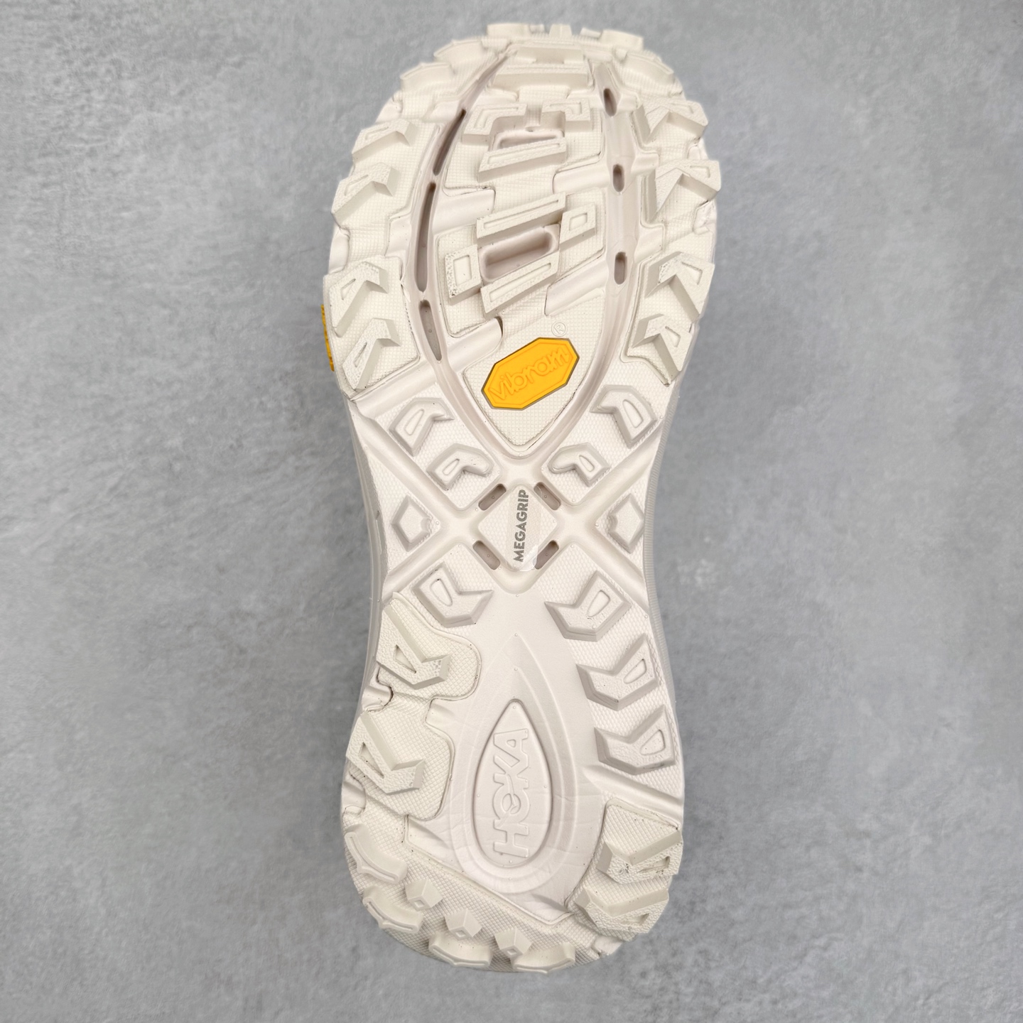 图片[9]-HOKA ONE ONE Mafate Speed 2 Low 玛法特2代系列低帮轻量户外越野休闲运动慢跑鞋 HOKA ONE ONE 最近推出了一个胶囊系列 Origin Story 这个系列里的 Mafate Speed 2 可以说让我日思夜想有一阵子了 最近终于拔草 让我来分享一下这双也是上脚赞到爆的越野跑鞋吧 以阿尔卑斯山脉作为主题将亮黄色与蓝色调覆盖在这经典轮廓之上 配色的呈现效果相当亮眼 以至于很多人买这个配色是用来日常搭配的 鞋面采用超轻的无缝架构 轻薄的TPU贴在透气的鞋面材料上 减轻重量同时也保证了支撑性 鞋底则采用滚动平衡技术 引导跑者回归自然步态 祖传的神奇EVA材质中底依旧是一如既往地表现优秀 能提供充足的缓震 作为HOKA家的越野跑鞋 VIBRAM 橡胶大底也是必不可少的 即便在复杂湿滑的地形 依旧能有良好的抓地力及稳定性 鞋带采用了弹性不易松脱的扁宽弹性鞋带 前掌与中掌部分也进行了加宽 也更加适合亚洲人的脚型 是一款十分全面且足够强悍的户外硬核越野鞋 而这双极其亮眼的越野跑鞋恰好又是在江山一百中参赛的UTMB冠军 Ludovic POMMERET 夺冠时穿着的战靴 这就让它变得更加有吸引力了 用来日常搭配的话短裤是基本不挑 长裤我个人推荐阔腿裤 工装裤以及各种长筒牛仔裤都可以 尺码：36 36.5 37.5 38 38.5 39 40 40.5 41 42 42.5 43 44 44.5 45-选品中心