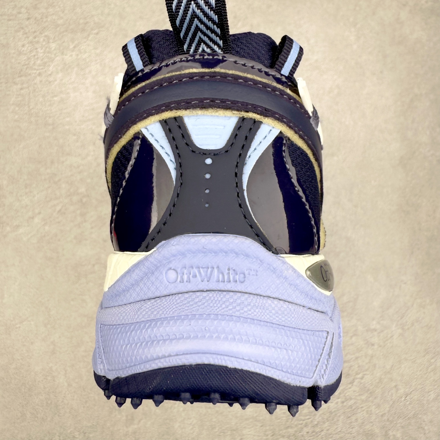 图片[8]-＃KX Off-White 2024年OW最新款跑鞋 #百分百原盒正确版 原楦原纸板数据开发 4层分离大底#鞋面采用3d立体打印和多种材料拼接而成#防滑耐磨透气性轻便跑鞋 作为曾经爆火 并且定位奢潮领域的标志性品牌 Off-White 仍需要不断更新符合当下潮流时尚的复古运动鞋款，以期收获基本盘消费者的关注 此次更新的 Off-White 新款运动鞋将经典复古老爹鞋细节设计更加夸张化 并将标志性箭头设计置于显著位置 除此之外 整个系列的色彩搭配也可谓纷繁多样 总有一款适合你 Off-White最新运动鞋款估计将在未来几个月登陆品牌专柜 喜欢的朋友切莫错过 尺码：36 37 38 39 40 41 42 43 44 45 46 47-选品中心