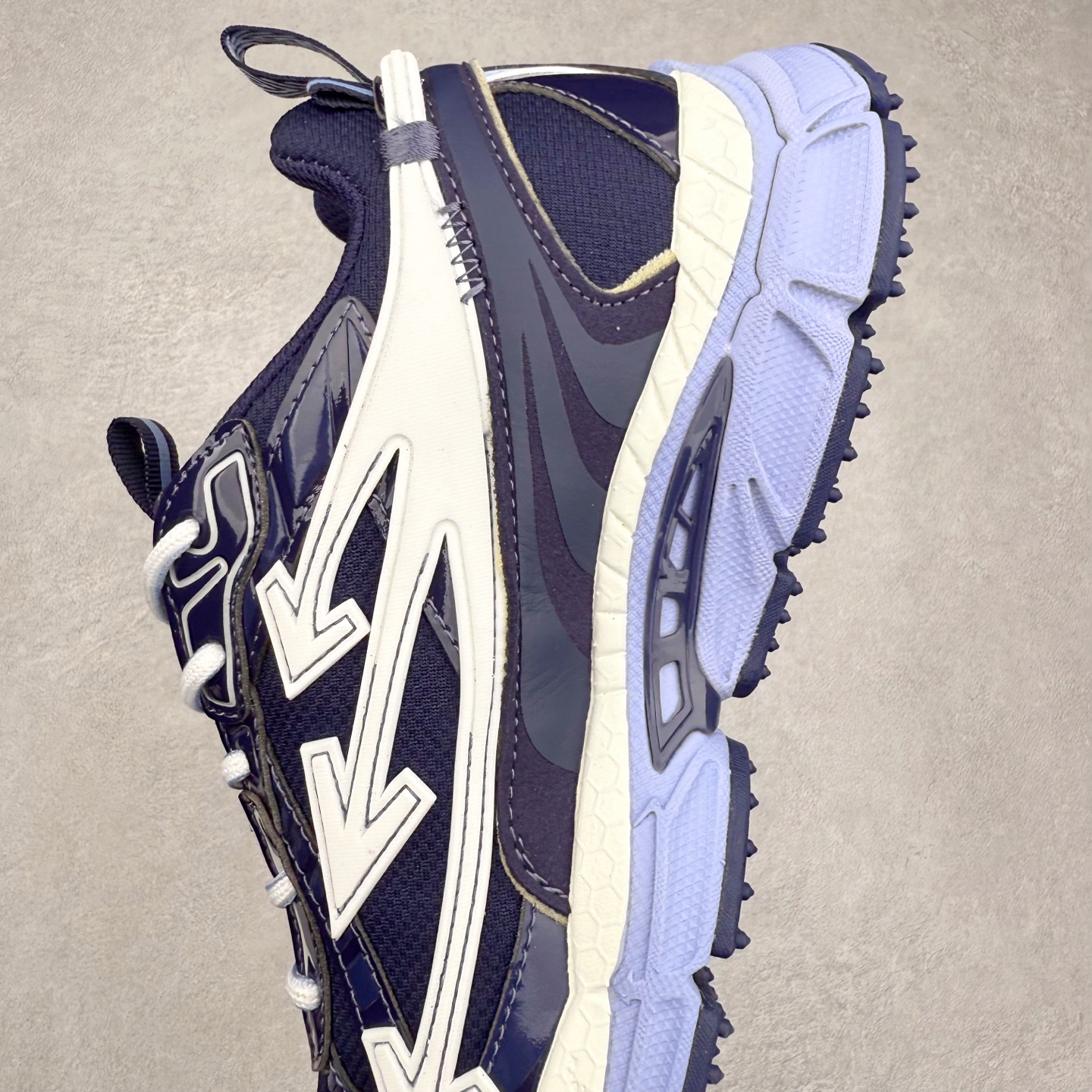 图片[7]-＃KX Off-White 2024年OW最新款跑鞋 #百分百原盒正确版 原楦原纸板数据开发 4层分离大底#鞋面采用3d立体打印和多种材料拼接而成#防滑耐磨透气性轻便跑鞋 作为曾经爆火 并且定位奢潮领域的标志性品牌 Off-White 仍需要不断更新符合当下潮流时尚的复古运动鞋款，以期收获基本盘消费者的关注 此次更新的 Off-White 新款运动鞋将经典复古老爹鞋细节设计更加夸张化 并将标志性箭头设计置于显著位置 除此之外 整个系列的色彩搭配也可谓纷繁多样 总有一款适合你 Off-White最新运动鞋款估计将在未来几个月登陆品牌专柜 喜欢的朋友切莫错过 尺码：36 37 38 39 40 41 42 43 44 45 46 47-选品中心