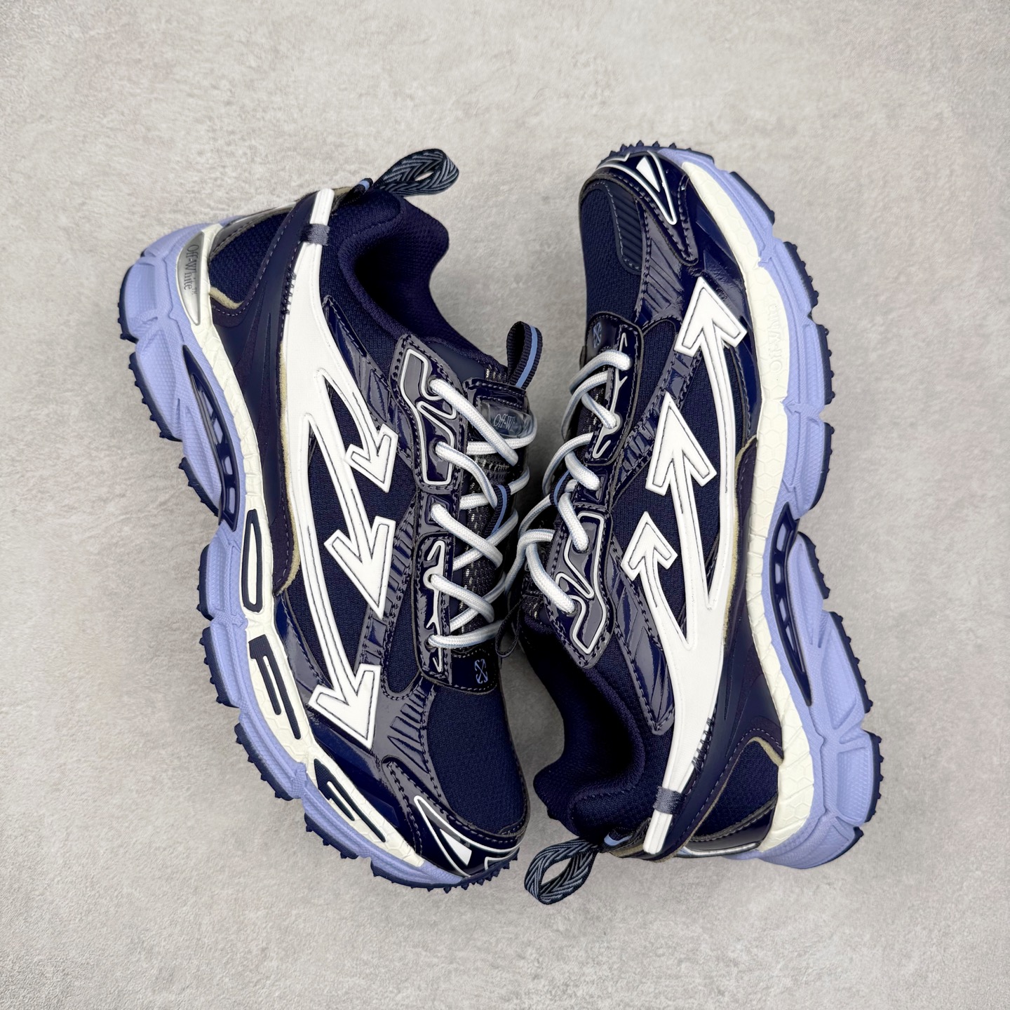 图片[3]-＃KX Off-White 2024年OW最新款跑鞋 #百分百原盒正确版 原楦原纸板数据开发 4层分离大底#鞋面采用3d立体打印和多种材料拼接而成#防滑耐磨透气性轻便跑鞋 作为曾经爆火 并且定位奢潮领域的标志性品牌 Off-White 仍需要不断更新符合当下潮流时尚的复古运动鞋款，以期收获基本盘消费者的关注 此次更新的 Off-White 新款运动鞋将经典复古老爹鞋细节设计更加夸张化 并将标志性箭头设计置于显著位置 除此之外 整个系列的色彩搭配也可谓纷繁多样 总有一款适合你 Off-White最新运动鞋款估计将在未来几个月登陆品牌专柜 喜欢的朋友切莫错过 尺码：36 37 38 39 40 41 42 43 44 45 46 47-选品中心