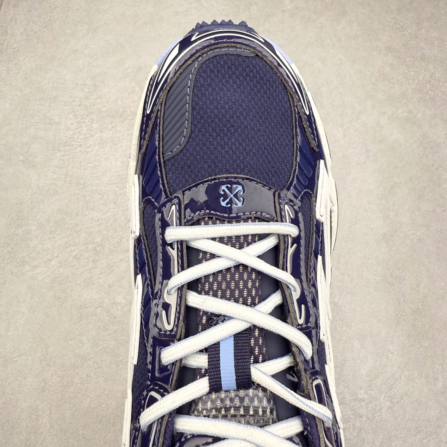 图片[4]-＃KX Off-White 2024年OW最新款跑鞋 #百分百原盒正确版 原楦原纸板数据开发 4层分离大底#鞋面采用3d立体打印和多种材料拼接而成#防滑耐磨透气性轻便跑鞋 作为曾经爆火 并且定位奢潮领域的标志性品牌 Off-White 仍需要不断更新符合当下潮流时尚的复古运动鞋款，以期收获基本盘消费者的关注 此次更新的 Off-White 新款运动鞋将经典复古老爹鞋细节设计更加夸张化 并将标志性箭头设计置于显著位置 除此之外 整个系列的色彩搭配也可谓纷繁多样 总有一款适合你 Off-White最新运动鞋款估计将在未来几个月登陆品牌专柜 喜欢的朋友切莫错过 尺码：36 37 38 39 40 41 42 43 44 45 46 47-选品中心