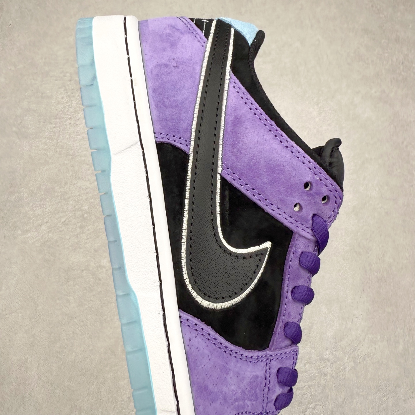 图片[6]-＃S2纯原 Hayley Wilson x NK Dunk SB DUNK LOW PRO 联名紫黑白 HJ0513-500 独家原厂航空铝磨具打磨大底 鞋头坡度极致还原 原盒原配 圈内天花板工艺 原厂冲刀 超高清洁度 全鞋零毛边皮料切割 全套原楦原模倾力打造完美版型 采用原厂百宏鞋带以及原厂百宏织唛舌标 内标可供原厂几率过验 原厂中底布黄色点胶 原厂中底布拉帮走线遵循公司‼️尺码：36 36.5 37.5 38 38.5 39 40 40.5 41 42 42.5 43 44 44.5 45 46 47.5-选品中心