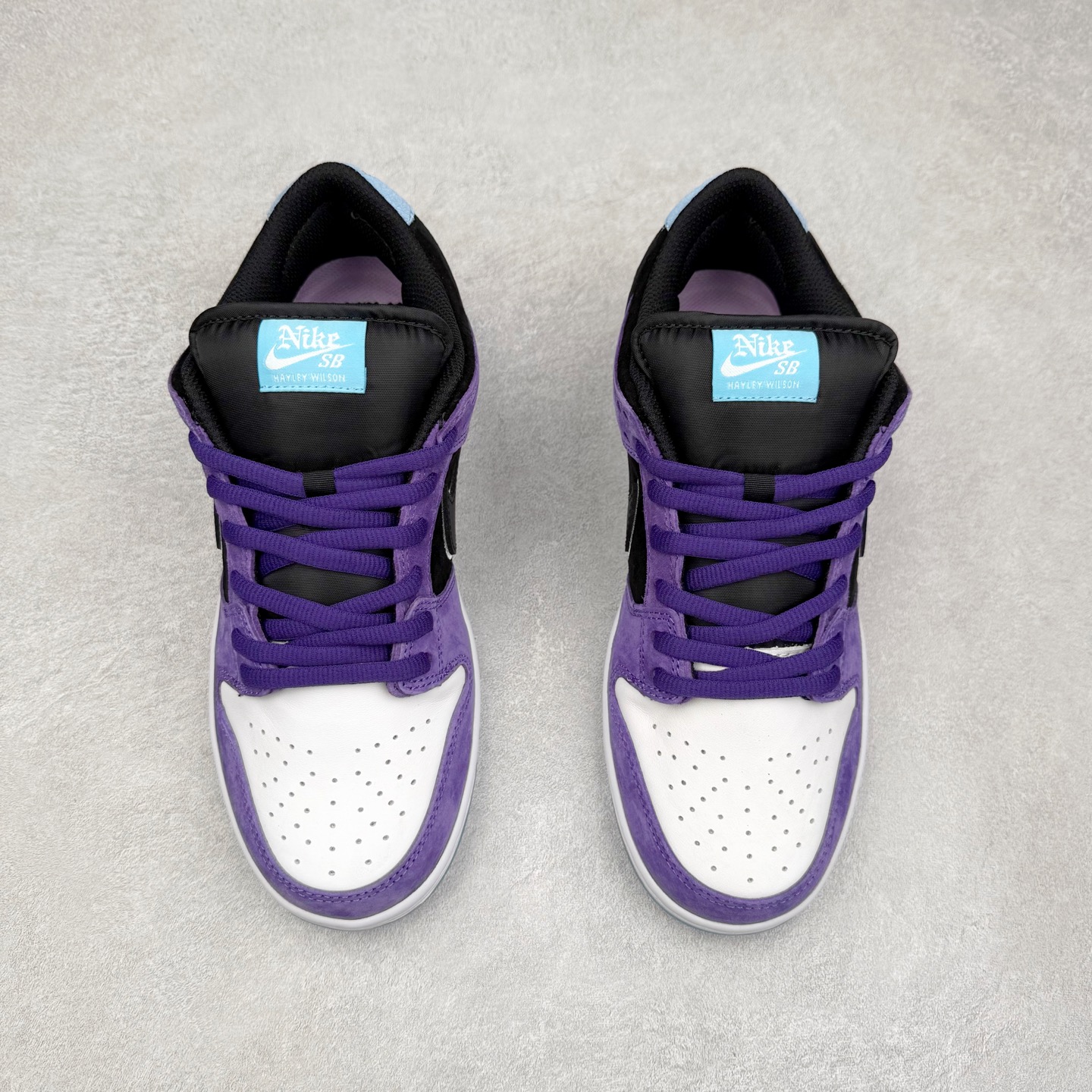 图片[2]-＃S2纯原 Hayley Wilson x NK Dunk SB DUNK LOW PRO 联名紫黑白 HJ0513-500 独家原厂航空铝磨具打磨大底 鞋头坡度极致还原 原盒原配 圈内天花板工艺 原厂冲刀 超高清洁度 全鞋零毛边皮料切割 全套原楦原模倾力打造完美版型 采用原厂百宏鞋带以及原厂百宏织唛舌标 内标可供原厂几率过验 原厂中底布黄色点胶 原厂中底布拉帮走线遵循公司‼️尺码：36 36.5 37.5 38 38.5 39 40 40.5 41 42 42.5 43 44 44.5 45 46 47.5-选品中心