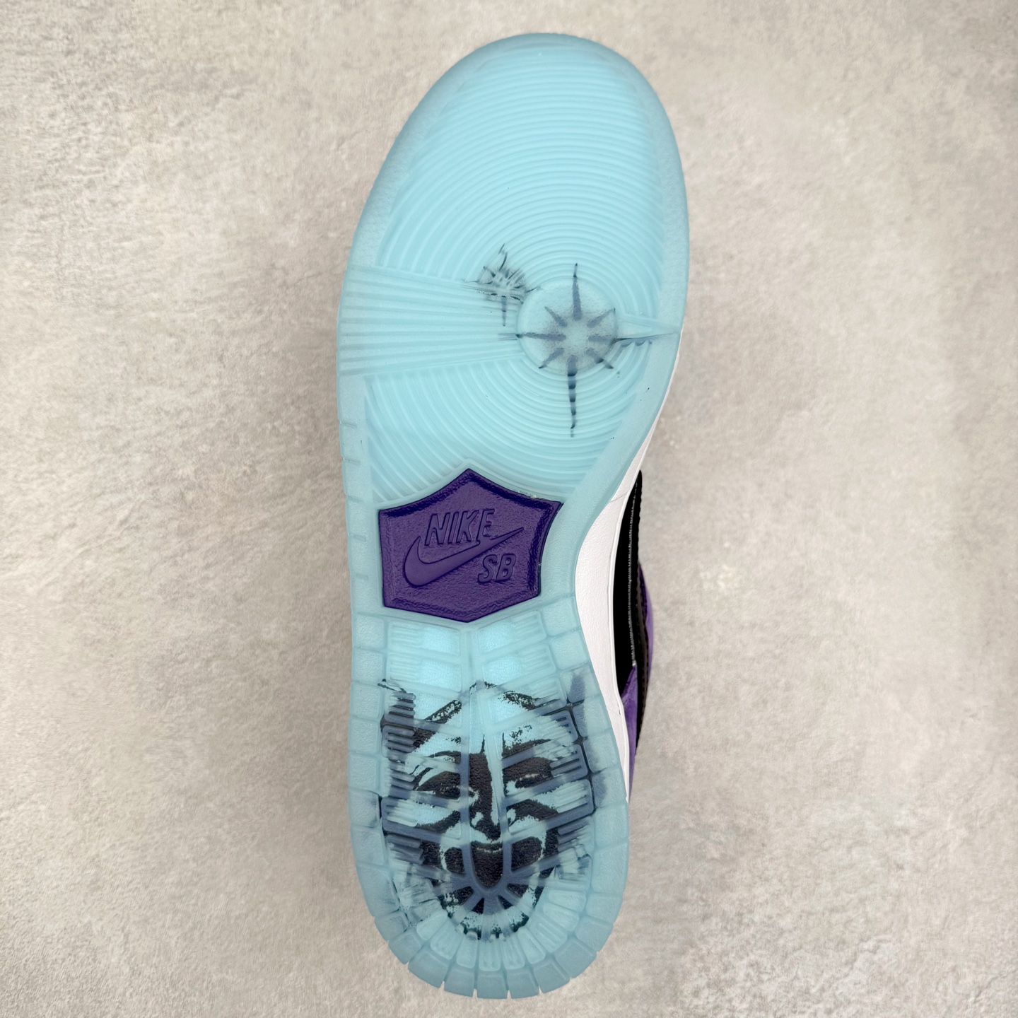 图片[9]-＃S2纯原 Hayley Wilson x NK Dunk SB DUNK LOW PRO 联名紫黑白 HJ0513-500 独家原厂航空铝磨具打磨大底 鞋头坡度极致还原 原盒原配 圈内天花板工艺 原厂冲刀 超高清洁度 全鞋零毛边皮料切割 全套原楦原模倾力打造完美版型 采用原厂百宏鞋带以及原厂百宏织唛舌标 内标可供原厂几率过验 原厂中底布黄色点胶 原厂中底布拉帮走线遵循公司‼️尺码：36 36.5 37.5 38 38.5 39 40 40.5 41 42 42.5 43 44 44.5 45 46 47.5-选品中心