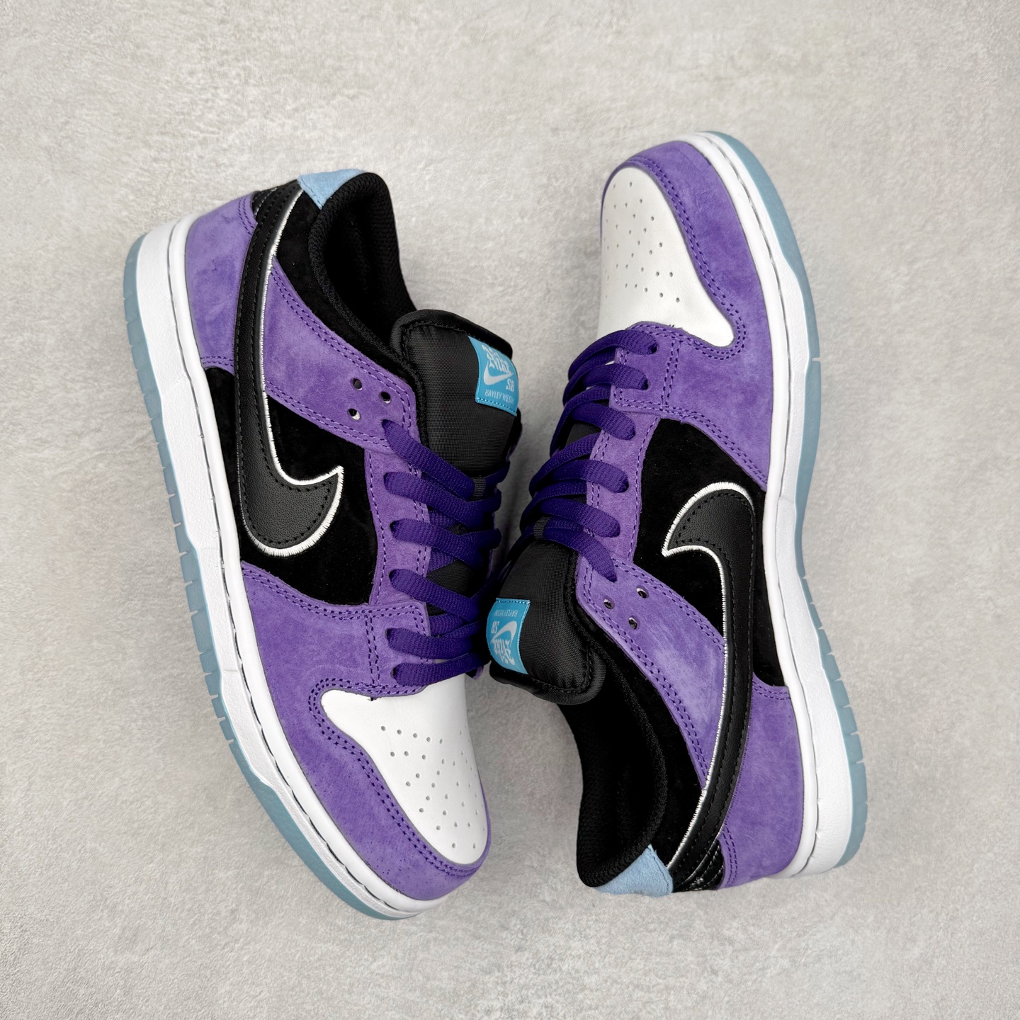 图片[3]-＃S2纯原 Hayley Wilson x NK Dunk SB DUNK LOW PRO 联名紫黑白 HJ0513-500 独家原厂航空铝磨具打磨大底 鞋头坡度极致还原 原盒原配 圈内天花板工艺 原厂冲刀 超高清洁度 全鞋零毛边皮料切割 全套原楦原模倾力打造完美版型 采用原厂百宏鞋带以及原厂百宏织唛舌标 内标可供原厂几率过验 原厂中底布黄色点胶 原厂中底布拉帮走线遵循公司‼️尺码：36 36.5 37.5 38 38.5 39 40 40.5 41 42 42.5 43 44 44.5 45 46 47.5-选品中心