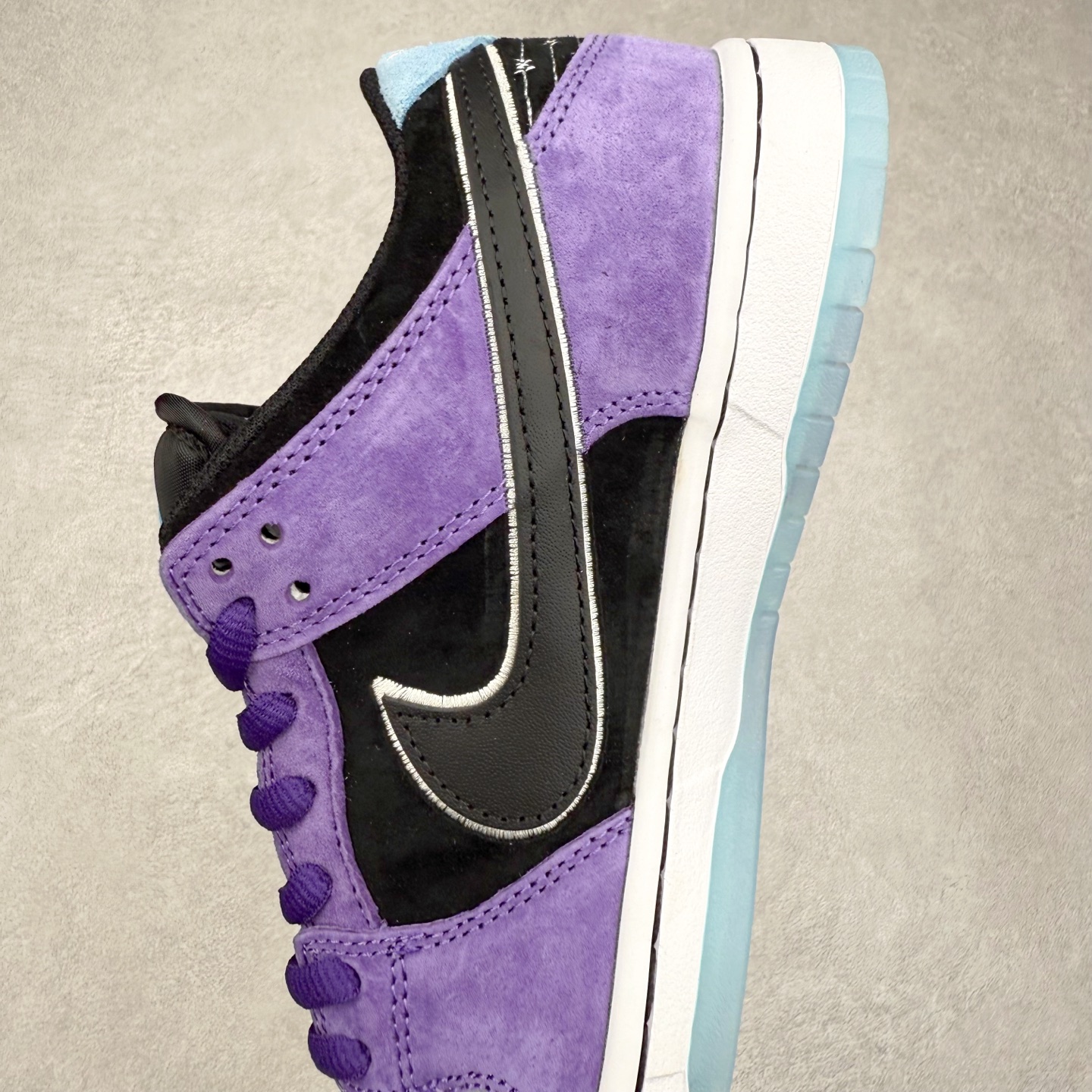 图片[7]-＃S2纯原 Hayley Wilson x NK Dunk SB DUNK LOW PRO 联名紫黑白 HJ0513-500 独家原厂航空铝磨具打磨大底 鞋头坡度极致还原 原盒原配 圈内天花板工艺 原厂冲刀 超高清洁度 全鞋零毛边皮料切割 全套原楦原模倾力打造完美版型 采用原厂百宏鞋带以及原厂百宏织唛舌标 内标可供原厂几率过验 原厂中底布黄色点胶 原厂中底布拉帮走线遵循公司‼️尺码：36 36.5 37.5 38 38.5 39 40 40.5 41 42 42.5 43 44 44.5 45 46 47.5-选品中心