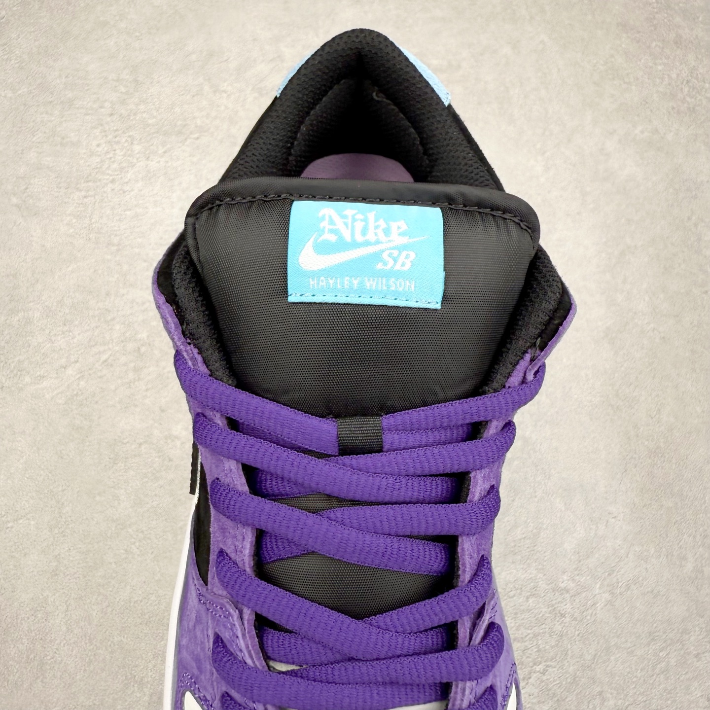 图片[5]-＃S2纯原 Hayley Wilson x NK Dunk SB DUNK LOW PRO 联名紫黑白 HJ0513-500 独家原厂航空铝磨具打磨大底 鞋头坡度极致还原 原盒原配 圈内天花板工艺 原厂冲刀 超高清洁度 全鞋零毛边皮料切割 全套原楦原模倾力打造完美版型 采用原厂百宏鞋带以及原厂百宏织唛舌标 内标可供原厂几率过验 原厂中底布黄色点胶 原厂中底布拉帮走线遵循公司‼️尺码：36 36.5 37.5 38 38.5 39 40 40.5 41 42 42.5 43 44 44.5 45 46 47.5-选品中心