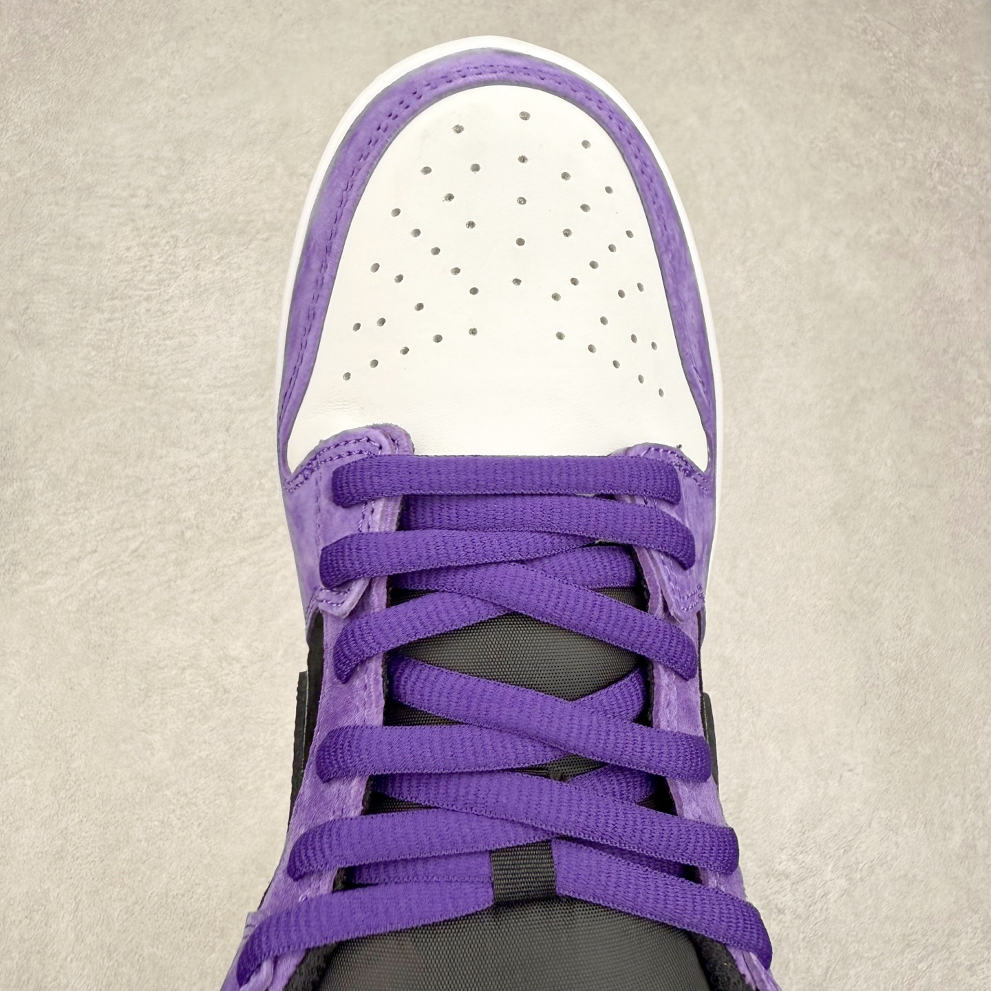 图片[4]-＃S2纯原 Hayley Wilson x NK Dunk SB DUNK LOW PRO 联名紫黑白 HJ0513-500 独家原厂航空铝磨具打磨大底 鞋头坡度极致还原 原盒原配 圈内天花板工艺 原厂冲刀 超高清洁度 全鞋零毛边皮料切割 全套原楦原模倾力打造完美版型 采用原厂百宏鞋带以及原厂百宏织唛舌标 内标可供原厂几率过验 原厂中底布黄色点胶 原厂中底布拉帮走线遵循公司‼️尺码：36 36.5 37.5 38 38.5 39 40 40.5 41 42 42.5 43 44 44.5 45 46 47.5-选品中心