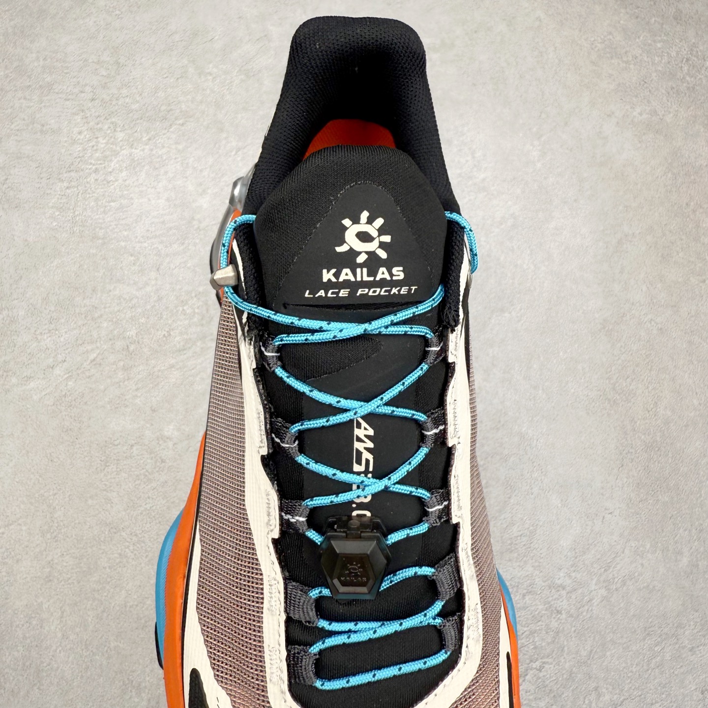 图片[5]-凯乐石 KAILAS FUGA DU 2 时尚百搭网布橡胶TPU减震防滑耐磨透气低帮越野跑步鞋 KAILAS凯乐石品牌是全球三大全系攀登品牌之一，于2003年创立于中国广州，致力于为有攀登梦想的户外运动员及爱好者，研发制造功能性专业装备，满足他们在极限环境下安全舒适的需求，凯乐石专注于科技面料的开发及专业功能设计，产品线覆盖登山、攀岩、徒步、越野跑山、露营、旅行等多项户外运动，通过运动员的测试反馈，不断进化迭代，产品荣获国内外大奖71座，发明专利21个，更突破性的自主研发攀登器械，打造出中国的攀登硬实力。实拍调校N版已经零色差零失真 百分百还原实物色彩所见即所得 不存在货不对板色差等低级问题 选购参考实物拍摄 不混卖不参货 只用心做好货严格选品 承诺混一赔十 尺码：36 36.5 37.5 38 38.5 39 40 40.5 41 42 42.5 43 44 44.5 45-选品中心