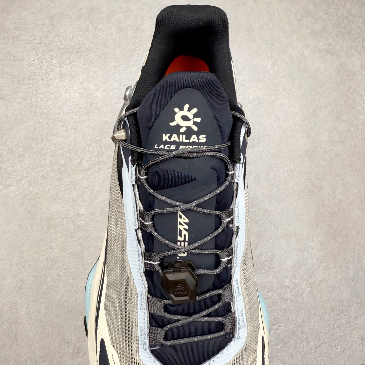图片[5]-凯乐石 KAILAS FUGA DU 2 时尚百搭网布橡胶TPU减震防滑耐磨透气低帮越野跑步鞋 KAILAS凯乐石品牌是全球三大全系攀登品牌之一，于2003年创立于中国广州，致力于为有攀登梦想的户外运动员及爱好者，研发制造功能性专业装备，满足他们在极限环境下安全舒适的需求，凯乐石专注于科技面料的开发及专业功能设计，产品线覆盖登山、攀岩、徒步、越野跑山、露营、旅行等多项户外运动，通过运动员的测试反馈，不断进化迭代，产品荣获国内外大奖71座，发明专利21个，更突破性的自主研发攀登器械，打造出中国的攀登硬实力。实拍调校N版已经零色差零失真 百分百还原实物色彩所见即所得 不存在货不对板色差等低级问题 选购参考实物拍摄 不混卖不参货 只用心做好货严格选品 承诺混一赔十 尺码：36 36.5 37.5 38 38.5 39 40 40.5 41 42 42.5 43 44 44.5 45-选品中心