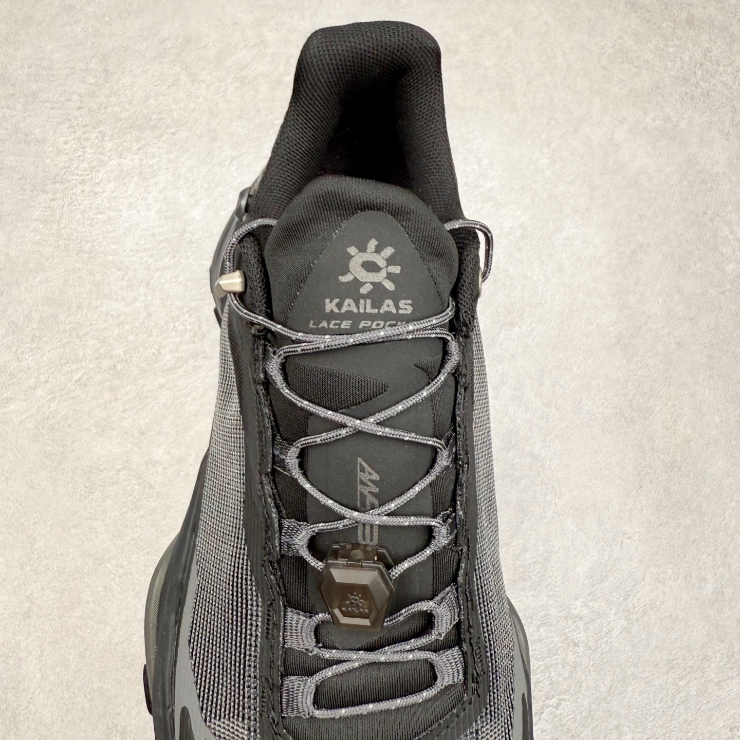 图片[5]-凯乐石 KAILAS FUGA DU 2 时尚百搭网布橡胶TPU减震防滑耐磨透气低帮越野跑步鞋 KAILAS凯乐石品牌是全球三大全系攀登品牌之一，于2003年创立于中国广州，致力于为有攀登梦想的户外运动员及爱好者，研发制造功能性专业装备，满足他们在极限环境下安全舒适的需求，凯乐石专注于科技面料的开发及专业功能设计，产品线覆盖登山、攀岩、徒步、越野跑山、露营、旅行等多项户外运动，通过运动员的测试反馈，不断进化迭代，产品荣获国内外大奖71座，发明专利21个，更突破性的自主研发攀登器械，打造出中国的攀登硬实力。实拍调校N版已经零色差零失真 百分百还原实物色彩所见即所得 不存在货不对板色差等低级问题 选购参考实物拍摄 不混卖不参货 只用心做好货严格选品 承诺混一赔十 尺码：36 36.5 37.5 38 38.5 39 40 40.5 41 42 42.5 43 44 44.5 45-选品中心