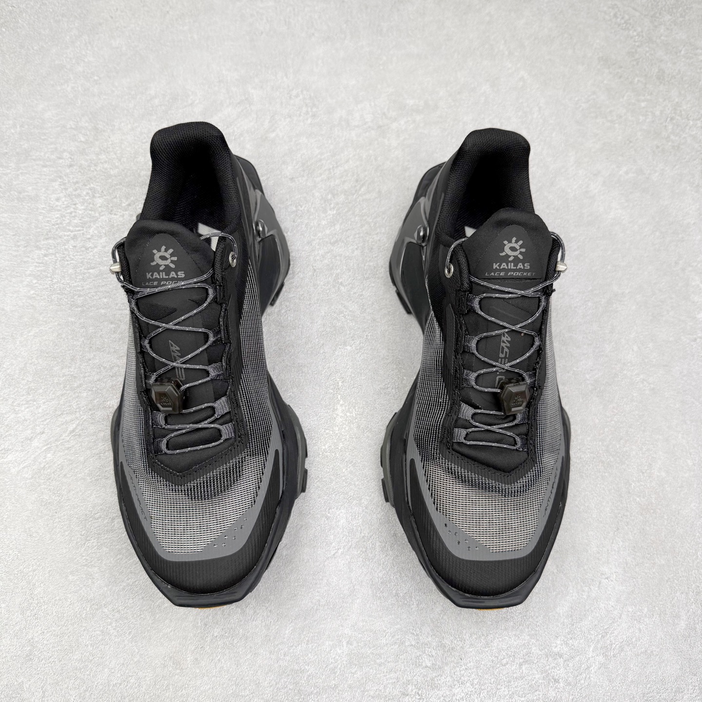 图片[2]-凯乐石 KAILAS FUGA DU 2 时尚百搭网布橡胶TPU减震防滑耐磨透气低帮越野跑步鞋 KAILAS凯乐石品牌是全球三大全系攀登品牌之一，于2003年创立于中国广州，致力于为有攀登梦想的户外运动员及爱好者，研发制造功能性专业装备，满足他们在极限环境下安全舒适的需求，凯乐石专注于科技面料的开发及专业功能设计，产品线覆盖登山、攀岩、徒步、越野跑山、露营、旅行等多项户外运动，通过运动员的测试反馈，不断进化迭代，产品荣获国内外大奖71座，发明专利21个，更突破性的自主研发攀登器械，打造出中国的攀登硬实力。实拍调校N版已经零色差零失真 百分百还原实物色彩所见即所得 不存在货不对板色差等低级问题 选购参考实物拍摄 不混卖不参货 只用心做好货严格选品 承诺混一赔十 尺码：36 36.5 37.5 38 38.5 39 40 40.5 41 42 42.5 43 44 44.5 45-选品中心