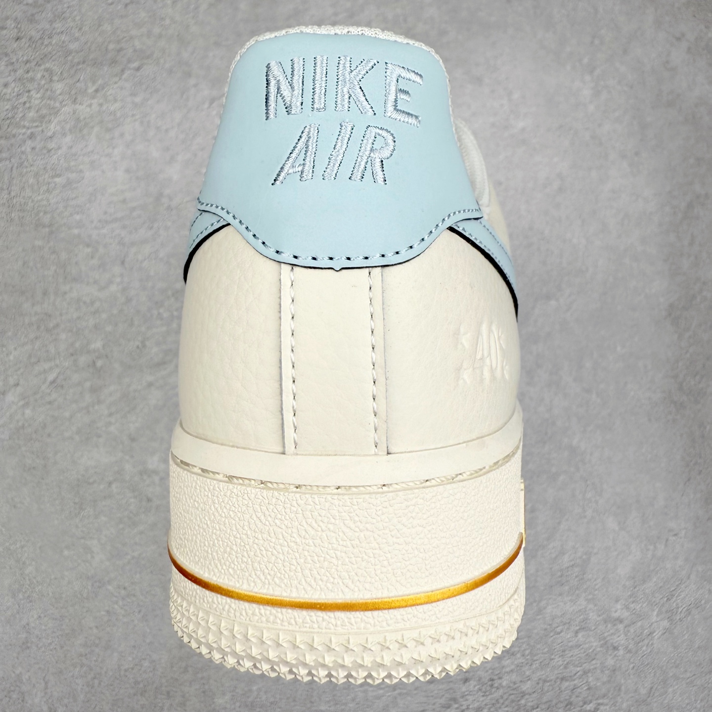 图片[8]-NK Air Force 1´07 Low 空军一号低帮百搭休闲运动板鞋 ZD1988-003 柔软、弹性十足的缓震性能和出色的中底设计 横跨复古与现代的外型结合 造就出风靡全球 三十多年的Force 1 直到今天还深受青睐 实拍调校N版已经零色差零失真 百分百还原实物色彩所见即所得 不存在货不对板色差等低级问题 选购参考实物拍摄 不混卖不参货 只用心做好货严格选品 承诺混一赔十 尺码：36 36.5 37.5 38 38.5 39 40 40.5 41 42 42.5 43 44 44.5 45-选品中心