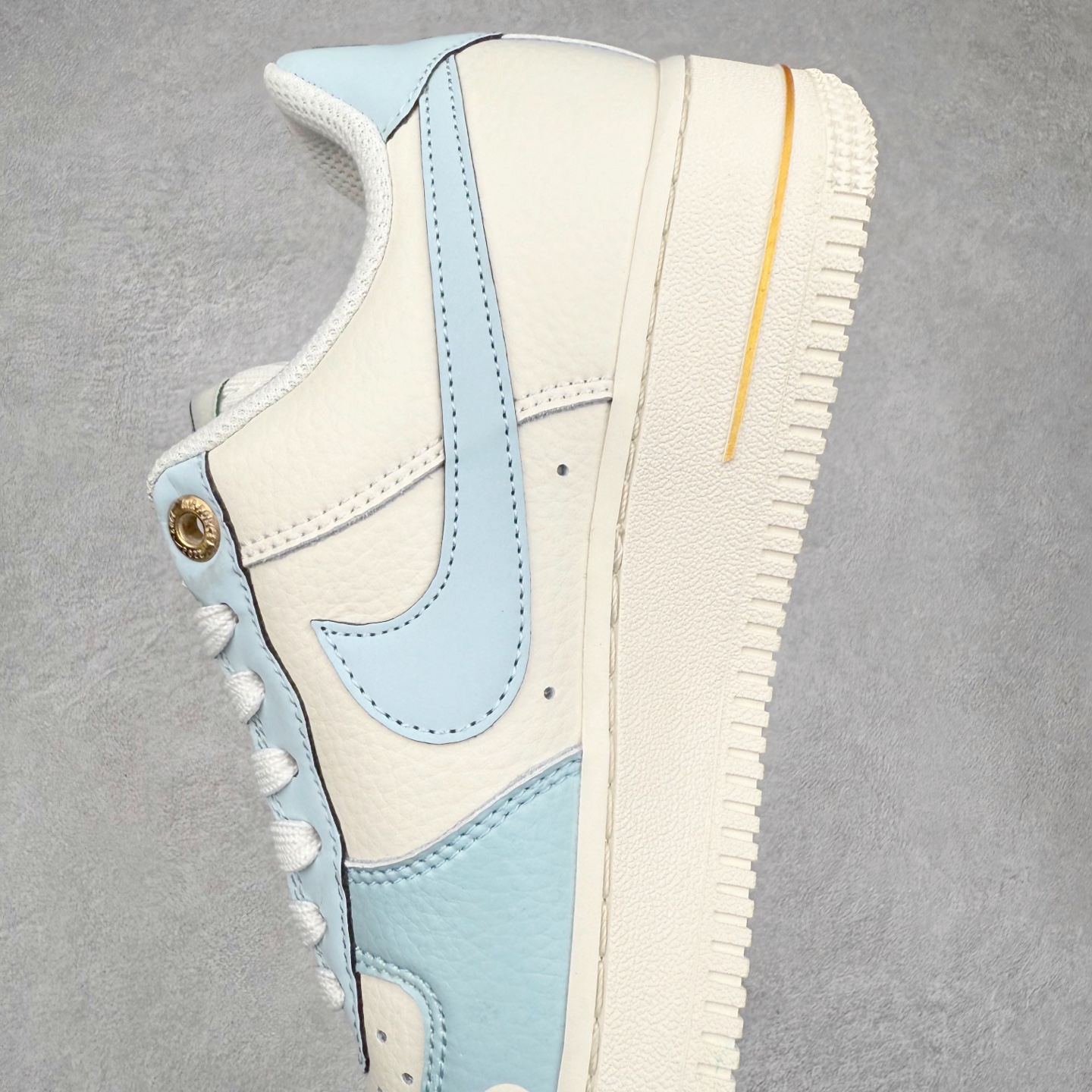 图片[7]-NK Air Force 1´07 Low 空军一号低帮百搭休闲运动板鞋 ZD1988-003 柔软、弹性十足的缓震性能和出色的中底设计 横跨复古与现代的外型结合 造就出风靡全球 三十多年的Force 1 直到今天还深受青睐 实拍调校N版已经零色差零失真 百分百还原实物色彩所见即所得 不存在货不对板色差等低级问题 选购参考实物拍摄 不混卖不参货 只用心做好货严格选品 承诺混一赔十 尺码：36 36.5 37.5 38 38.5 39 40 40.5 41 42 42.5 43 44 44.5 45-选品中心