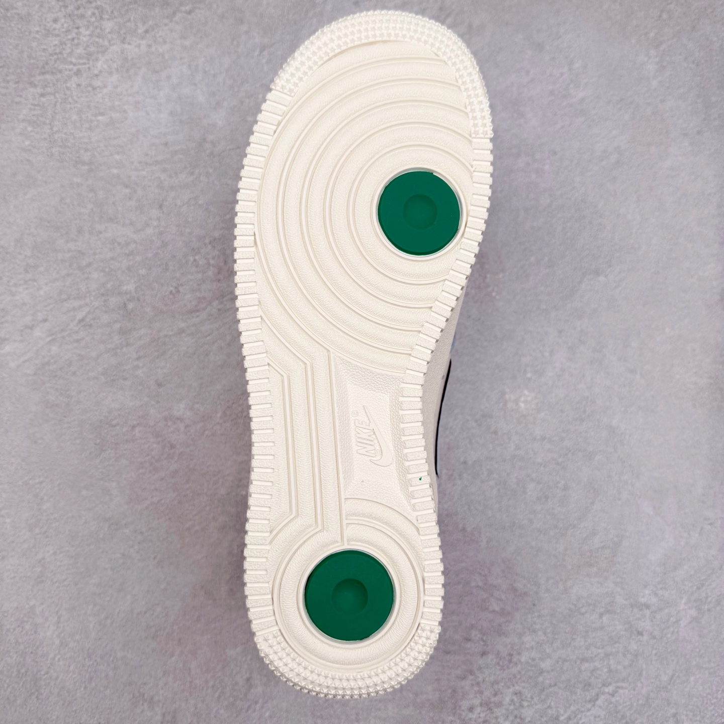 图片[9]-NK Air Force 1´07 Low 空军一号低帮百搭休闲运动板鞋 ZD1988-003 柔软、弹性十足的缓震性能和出色的中底设计 横跨复古与现代的外型结合 造就出风靡全球 三十多年的Force 1 直到今天还深受青睐 实拍调校N版已经零色差零失真 百分百还原实物色彩所见即所得 不存在货不对板色差等低级问题 选购参考实物拍摄 不混卖不参货 只用心做好货严格选品 承诺混一赔十 尺码：36 36.5 37.5 38 38.5 39 40 40.5 41 42 42.5 43 44 44.5 45-选品中心