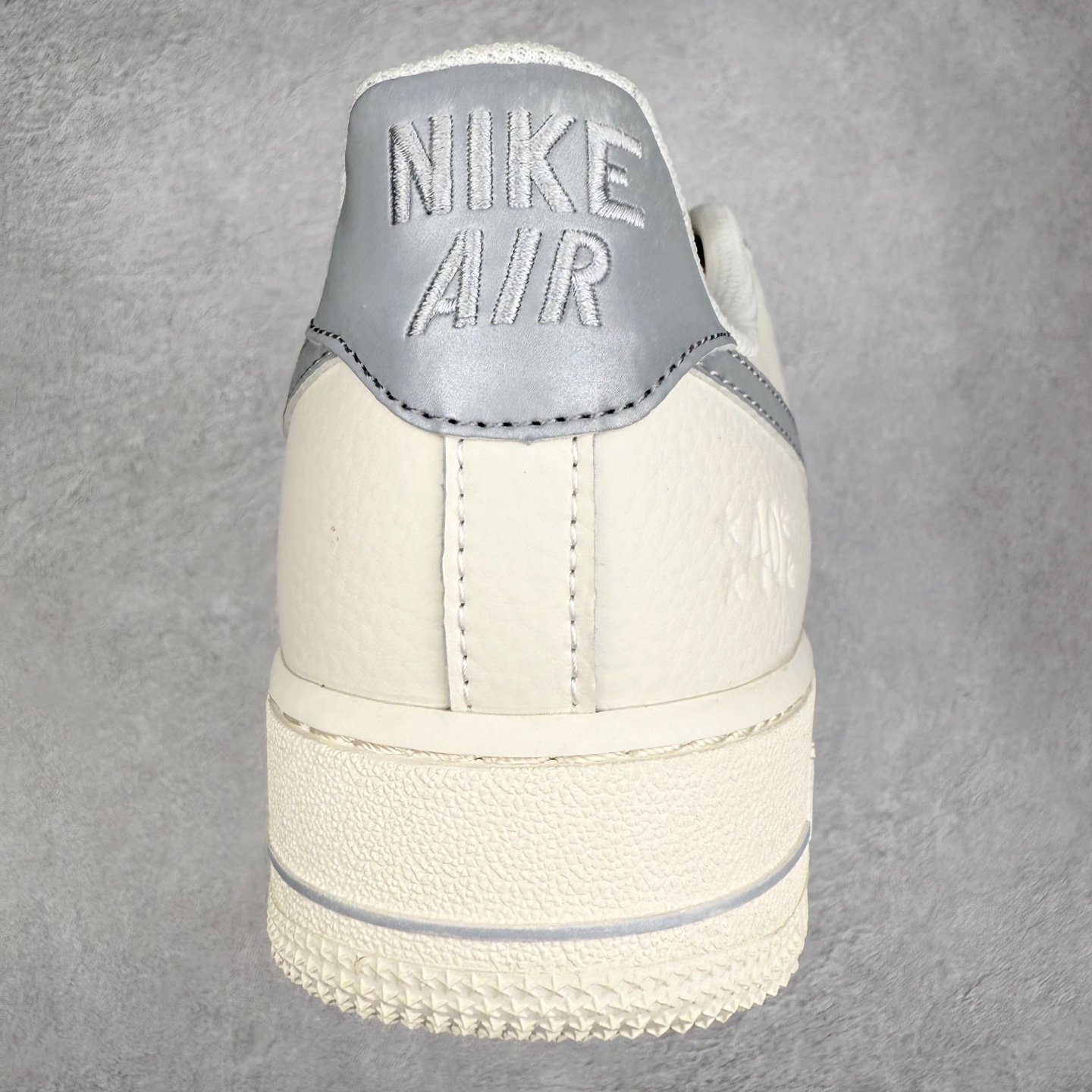 图片[8]-NK Air Force 1´07 Low 空军一号低帮百搭休闲运动板鞋 ZD1988-003 柔软、弹性十足的缓震性能和出色的中底设计 横跨复古与现代的外型结合 造就出风靡全球 三十多年的Force 1 直到今天还深受青睐 实拍调校N版已经零色差零失真 百分百还原实物色彩所见即所得 不存在货不对板色差等低级问题 选购参考实物拍摄 不混卖不参货 只用心做好货严格选品 承诺混一赔十 尺码：36 36.5 37.5 38 38.5 39 40 40.5 41 42 42.5 43 44 44.5 45-选品中心