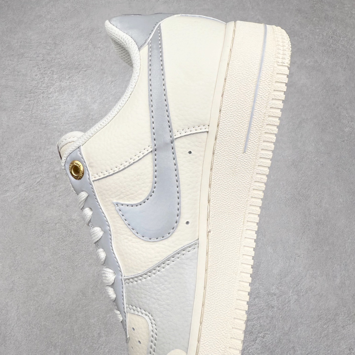 图片[7]-NK Air Force 1´07 Low 空军一号低帮百搭休闲运动板鞋 ZD1988-003 柔软、弹性十足的缓震性能和出色的中底设计 横跨复古与现代的外型结合 造就出风靡全球 三十多年的Force 1 直到今天还深受青睐 实拍调校N版已经零色差零失真 百分百还原实物色彩所见即所得 不存在货不对板色差等低级问题 选购参考实物拍摄 不混卖不参货 只用心做好货严格选品 承诺混一赔十 尺码：36 36.5 37.5 38 38.5 39 40 40.5 41 42 42.5 43 44 44.5 45-选品中心