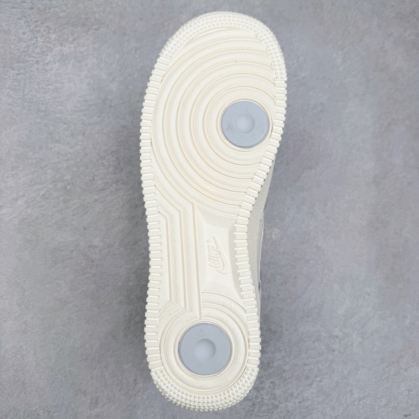 图片[9]-NK Air Force 1´07 Low 空军一号低帮百搭休闲运动板鞋 ZD1988-003 柔软、弹性十足的缓震性能和出色的中底设计 横跨复古与现代的外型结合 造就出风靡全球 三十多年的Force 1 直到今天还深受青睐 实拍调校N版已经零色差零失真 百分百还原实物色彩所见即所得 不存在货不对板色差等低级问题 选购参考实物拍摄 不混卖不参货 只用心做好货严格选品 承诺混一赔十 尺码：36 36.5 37.5 38 38.5 39 40 40.5 41 42 42.5 43 44 44.5 45-选品中心