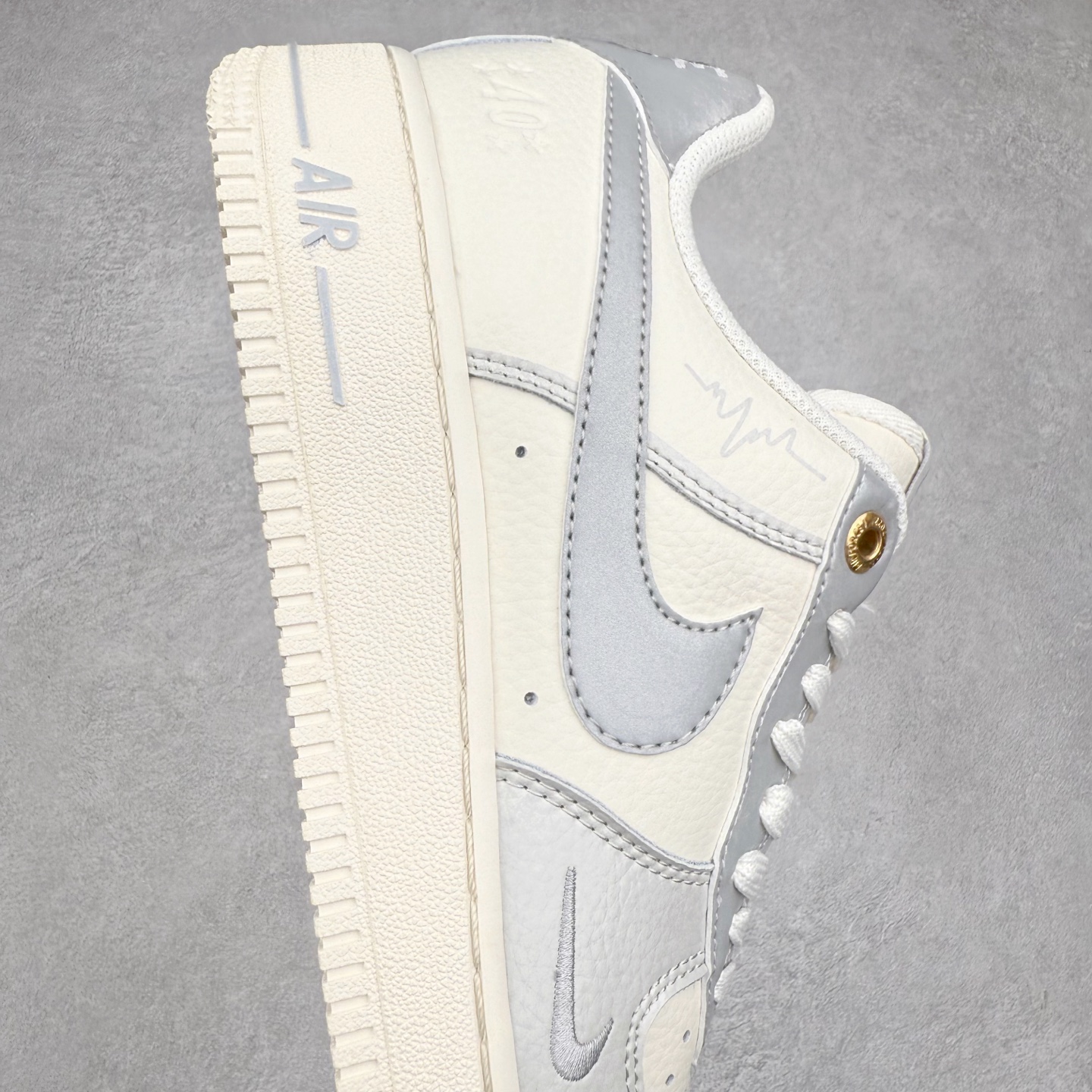 图片[6]-NK Air Force 1´07 Low 空军一号低帮百搭休闲运动板鞋 ZD1988-003 柔软、弹性十足的缓震性能和出色的中底设计 横跨复古与现代的外型结合 造就出风靡全球 三十多年的Force 1 直到今天还深受青睐 实拍调校N版已经零色差零失真 百分百还原实物色彩所见即所得 不存在货不对板色差等低级问题 选购参考实物拍摄 不混卖不参货 只用心做好货严格选品 承诺混一赔十 尺码：36 36.5 37.5 38 38.5 39 40 40.5 41 42 42.5 43 44 44.5 45-选品中心