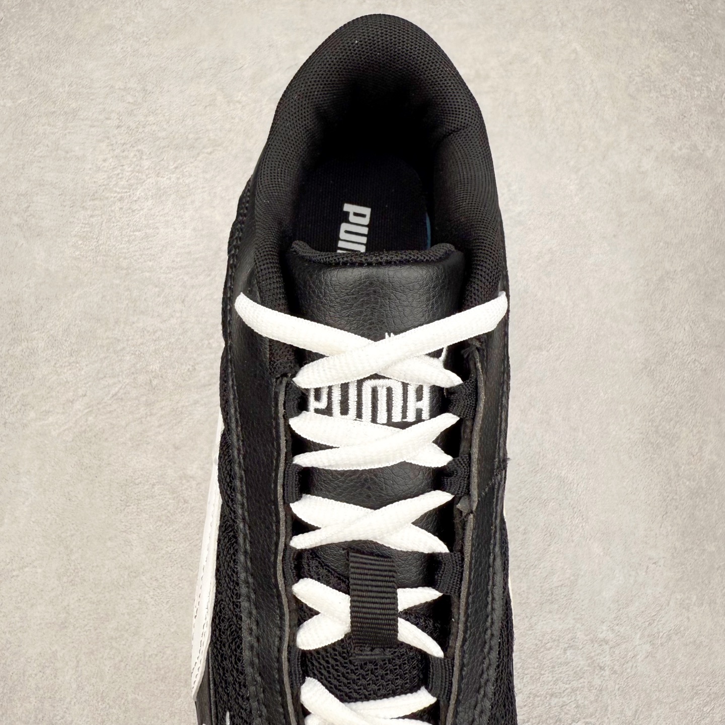 图片[5]-PUMA Speedca Plus 彪马极速赛车系列低帮德训风拼接复古百搭休闲运动赛车鞋 鞋款从80、90年代赛车手所穿的防火赛车鞋为原型，鞋身线条模仿了赛车的流线廓形，体现了空气动力学原理的结构。简约流畅的外观，恰好又和贯穿其中的Formstrip Logo融合恰到好处，视觉上细节丰富且协调。本次Speedcat OG鞋款归来，最大看点自然式保留了窄版鞋型以及薄底构造。这两年各品牌鞋底越做越厚，Speedcat反其道而行之，上脚几乎无鞋底的效果带来耳目一新的视觉体验。鞋面依旧是以质感细腻的麂皮材质打造，并且大面积近乎全包裹的使用，复古味道也愈发浓烈。配色上更是将最原始的黑色和红色带回，向F1赛车队的标志性队服致敬。相信让各位一眼种草的更多是出挑的大红色，上脚即可瞬间点亮整体造型，在以球鞋为核心的OOTD中脱颖而出。而另一款黑色则是低调的万金油，彰显新潮个性的同时又不喧宾夺主，也是热爱简约系穿搭朋友的首选。 尺码：36 37 37.5 38 38.5 39 40 40.5 41 42 42.5 43 44 44.5 45-选品中心