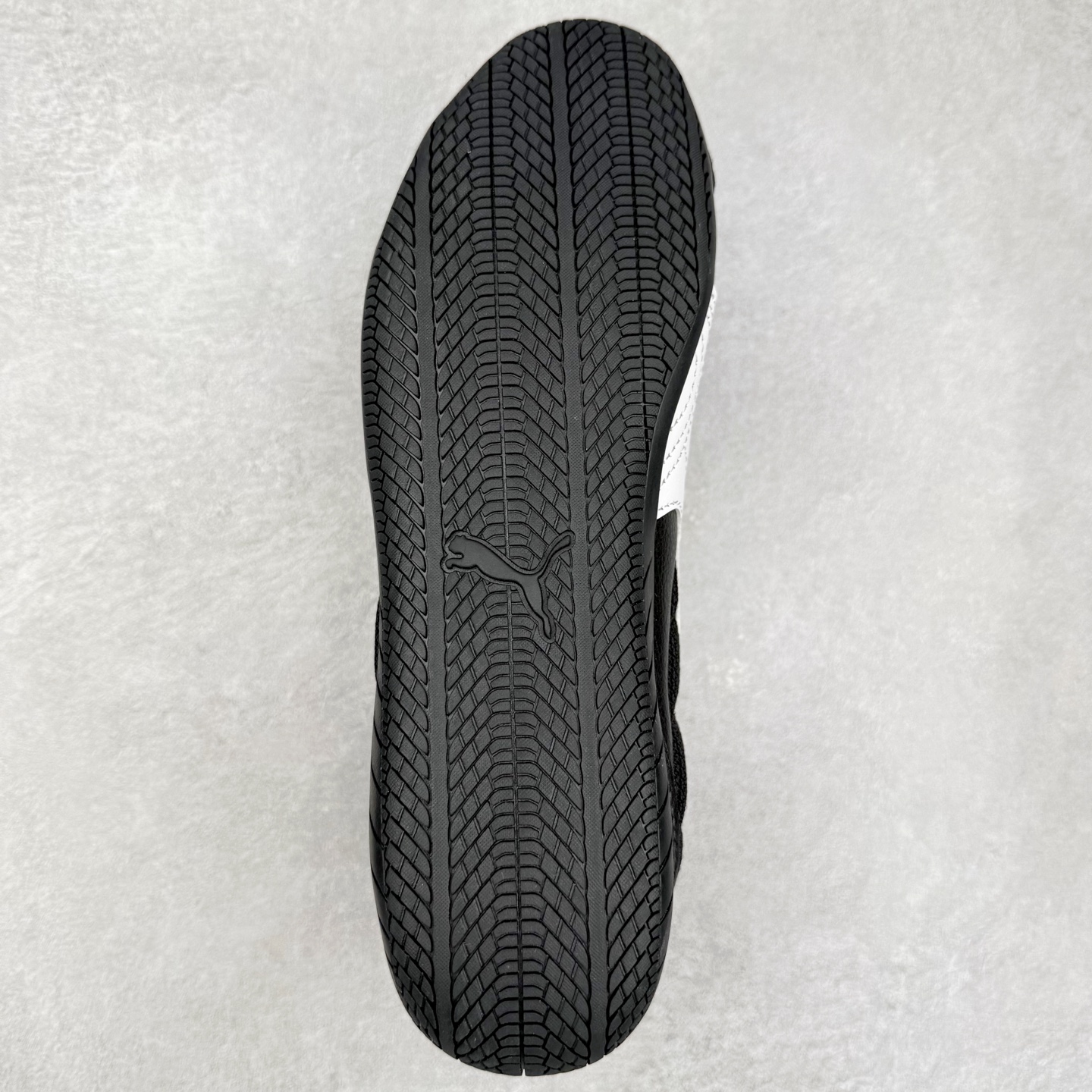 图片[9]-PUMA Speedca Plus 彪马极速赛车系列低帮德训风拼接复古百搭休闲运动赛车鞋 鞋款从80、90年代赛车手所穿的防火赛车鞋为原型，鞋身线条模仿了赛车的流线廓形，体现了空气动力学原理的结构。简约流畅的外观，恰好又和贯穿其中的Formstrip Logo融合恰到好处，视觉上细节丰富且协调。本次Speedcat OG鞋款归来，最大看点自然式保留了窄版鞋型以及薄底构造。这两年各品牌鞋底越做越厚，Speedcat反其道而行之，上脚几乎无鞋底的效果带来耳目一新的视觉体验。鞋面依旧是以质感细腻的麂皮材质打造，并且大面积近乎全包裹的使用，复古味道也愈发浓烈。配色上更是将最原始的黑色和红色带回，向F1赛车队的标志性队服致敬。相信让各位一眼种草的更多是出挑的大红色，上脚即可瞬间点亮整体造型，在以球鞋为核心的OOTD中脱颖而出。而另一款黑色则是低调的万金油，彰显新潮个性的同时又不喧宾夺主，也是热爱简约系穿搭朋友的首选。 尺码：36 37 37.5 38 38.5 39 40 40.5 41 42 42.5 43 44 44.5 45-选品中心