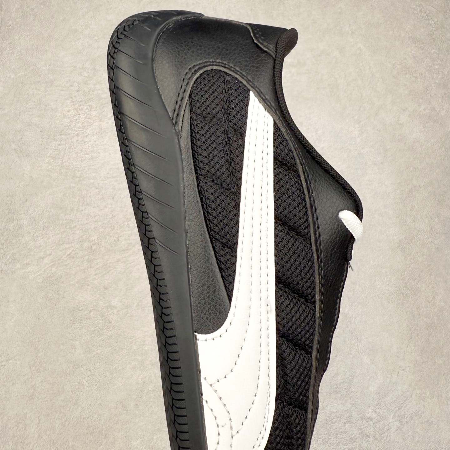 图片[6]-PUMA Speedca Plus 彪马极速赛车系列低帮德训风拼接复古百搭休闲运动赛车鞋 鞋款从80、90年代赛车手所穿的防火赛车鞋为原型，鞋身线条模仿了赛车的流线廓形，体现了空气动力学原理的结构。简约流畅的外观，恰好又和贯穿其中的Formstrip Logo融合恰到好处，视觉上细节丰富且协调。本次Speedcat OG鞋款归来，最大看点自然式保留了窄版鞋型以及薄底构造。这两年各品牌鞋底越做越厚，Speedcat反其道而行之，上脚几乎无鞋底的效果带来耳目一新的视觉体验。鞋面依旧是以质感细腻的麂皮材质打造，并且大面积近乎全包裹的使用，复古味道也愈发浓烈。配色上更是将最原始的黑色和红色带回，向F1赛车队的标志性队服致敬。相信让各位一眼种草的更多是出挑的大红色，上脚即可瞬间点亮整体造型，在以球鞋为核心的OOTD中脱颖而出。而另一款黑色则是低调的万金油，彰显新潮个性的同时又不喧宾夺主，也是热爱简约系穿搭朋友的首选。 尺码：36 37 37.5 38 38.5 39 40 40.5 41 42 42.5 43 44 44.5 45-选品中心