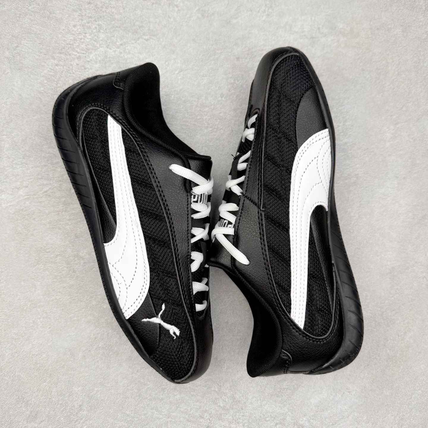 图片[3]-PUMA Speedca Plus 彪马极速赛车系列低帮德训风拼接复古百搭休闲运动赛车鞋 鞋款从80、90年代赛车手所穿的防火赛车鞋为原型，鞋身线条模仿了赛车的流线廓形，体现了空气动力学原理的结构。简约流畅的外观，恰好又和贯穿其中的Formstrip Logo融合恰到好处，视觉上细节丰富且协调。本次Speedcat OG鞋款归来，最大看点自然式保留了窄版鞋型以及薄底构造。这两年各品牌鞋底越做越厚，Speedcat反其道而行之，上脚几乎无鞋底的效果带来耳目一新的视觉体验。鞋面依旧是以质感细腻的麂皮材质打造，并且大面积近乎全包裹的使用，复古味道也愈发浓烈。配色上更是将最原始的黑色和红色带回，向F1赛车队的标志性队服致敬。相信让各位一眼种草的更多是出挑的大红色，上脚即可瞬间点亮整体造型，在以球鞋为核心的OOTD中脱颖而出。而另一款黑色则是低调的万金油，彰显新潮个性的同时又不喧宾夺主，也是热爱简约系穿搭朋友的首选。 尺码：36 37 37.5 38 38.5 39 40 40.5 41 42 42.5 43 44 44.5 45-选品中心