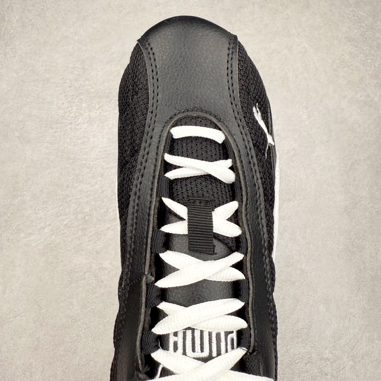 图片[4]-PUMA Speedca Plus 彪马极速赛车系列低帮德训风拼接复古百搭休闲运动赛车鞋 鞋款从80、90年代赛车手所穿的防火赛车鞋为原型，鞋身线条模仿了赛车的流线廓形，体现了空气动力学原理的结构。简约流畅的外观，恰好又和贯穿其中的Formstrip Logo融合恰到好处，视觉上细节丰富且协调。本次Speedcat OG鞋款归来，最大看点自然式保留了窄版鞋型以及薄底构造。这两年各品牌鞋底越做越厚，Speedcat反其道而行之，上脚几乎无鞋底的效果带来耳目一新的视觉体验。鞋面依旧是以质感细腻的麂皮材质打造，并且大面积近乎全包裹的使用，复古味道也愈发浓烈。配色上更是将最原始的黑色和红色带回，向F1赛车队的标志性队服致敬。相信让各位一眼种草的更多是出挑的大红色，上脚即可瞬间点亮整体造型，在以球鞋为核心的OOTD中脱颖而出。而另一款黑色则是低调的万金油，彰显新潮个性的同时又不喧宾夺主，也是热爱简约系穿搭朋友的首选。 尺码：36 37 37.5 38 38.5 39 40 40.5 41 42 42.5 43 44 44.5 45-选品中心