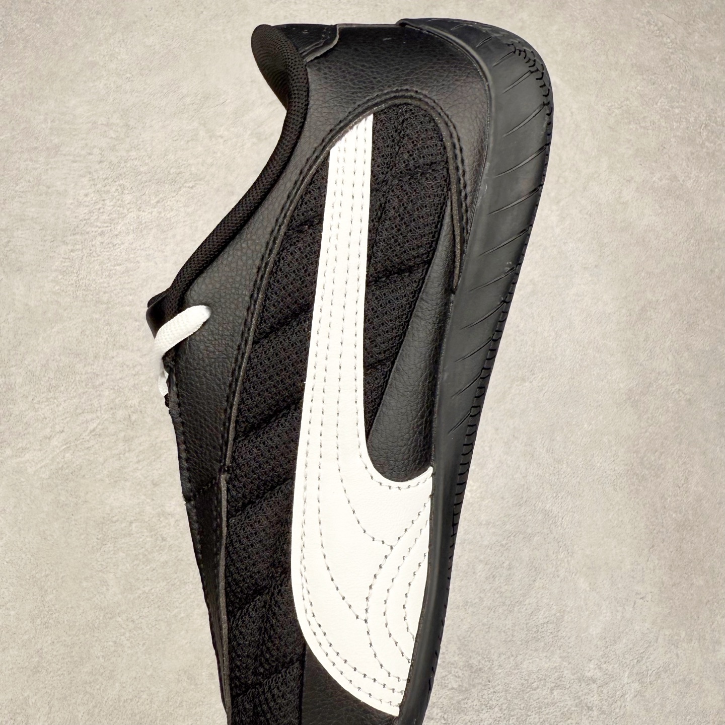 图片[7]-PUMA Speedca Plus 彪马极速赛车系列低帮德训风拼接复古百搭休闲运动赛车鞋 鞋款从80、90年代赛车手所穿的防火赛车鞋为原型，鞋身线条模仿了赛车的流线廓形，体现了空气动力学原理的结构。简约流畅的外观，恰好又和贯穿其中的Formstrip Logo融合恰到好处，视觉上细节丰富且协调。本次Speedcat OG鞋款归来，最大看点自然式保留了窄版鞋型以及薄底构造。这两年各品牌鞋底越做越厚，Speedcat反其道而行之，上脚几乎无鞋底的效果带来耳目一新的视觉体验。鞋面依旧是以质感细腻的麂皮材质打造，并且大面积近乎全包裹的使用，复古味道也愈发浓烈。配色上更是将最原始的黑色和红色带回，向F1赛车队的标志性队服致敬。相信让各位一眼种草的更多是出挑的大红色，上脚即可瞬间点亮整体造型，在以球鞋为核心的OOTD中脱颖而出。而另一款黑色则是低调的万金油，彰显新潮个性的同时又不喧宾夺主，也是热爱简约系穿搭朋友的首选。 尺码：36 37 37.5 38 38.5 39 40 40.5 41 42 42.5 43 44 44.5 45-选品中心