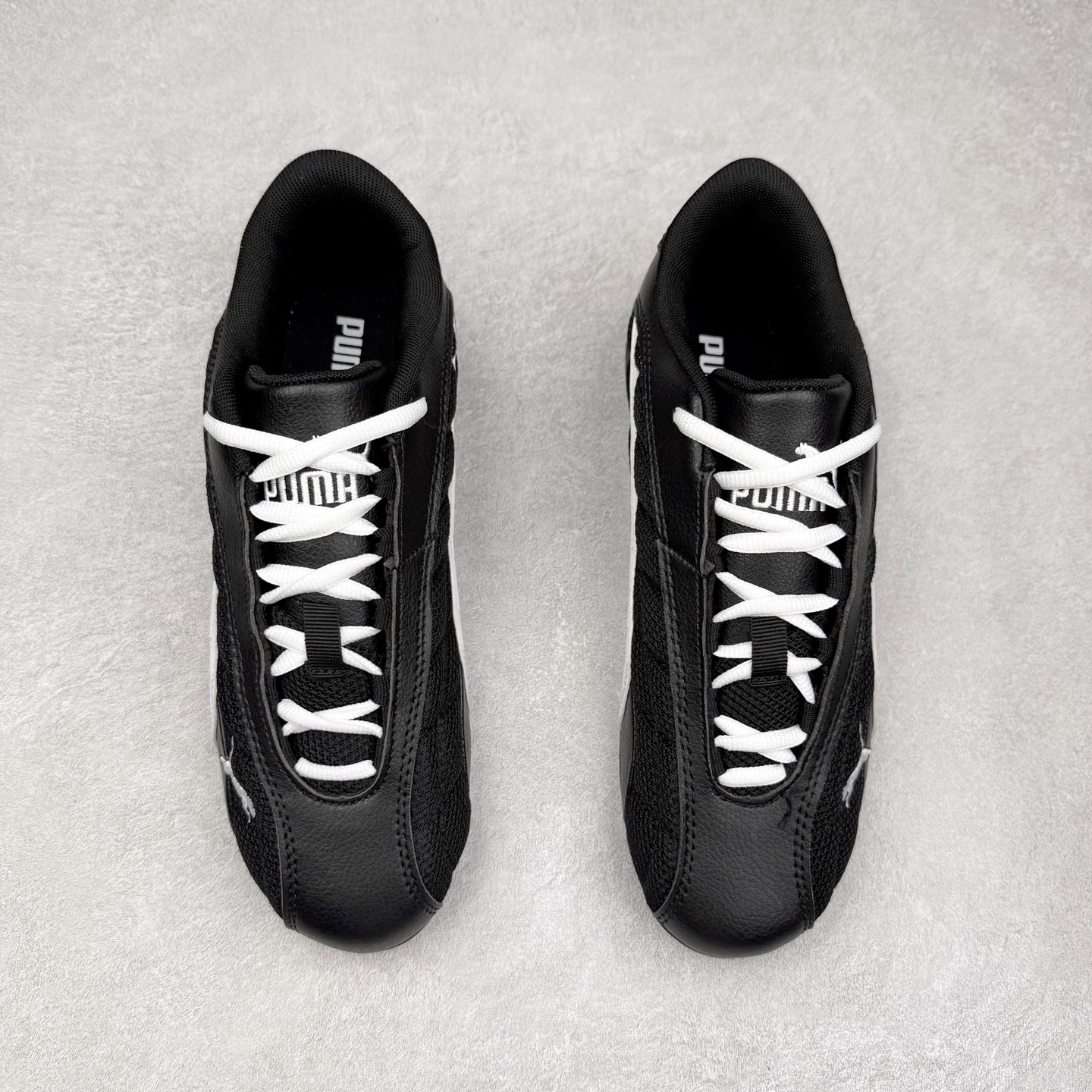 图片[2]-PUMA Speedca Plus 彪马极速赛车系列低帮德训风拼接复古百搭休闲运动赛车鞋 鞋款从80、90年代赛车手所穿的防火赛车鞋为原型，鞋身线条模仿了赛车的流线廓形，体现了空气动力学原理的结构。简约流畅的外观，恰好又和贯穿其中的Formstrip Logo融合恰到好处，视觉上细节丰富且协调。本次Speedcat OG鞋款归来，最大看点自然式保留了窄版鞋型以及薄底构造。这两年各品牌鞋底越做越厚，Speedcat反其道而行之，上脚几乎无鞋底的效果带来耳目一新的视觉体验。鞋面依旧是以质感细腻的麂皮材质打造，并且大面积近乎全包裹的使用，复古味道也愈发浓烈。配色上更是将最原始的黑色和红色带回，向F1赛车队的标志性队服致敬。相信让各位一眼种草的更多是出挑的大红色，上脚即可瞬间点亮整体造型，在以球鞋为核心的OOTD中脱颖而出。而另一款黑色则是低调的万金油，彰显新潮个性的同时又不喧宾夺主，也是热爱简约系穿搭朋友的首选。 尺码：36 37 37.5 38 38.5 39 40 40.5 41 42 42.5 43 44 44.5 45-选品中心