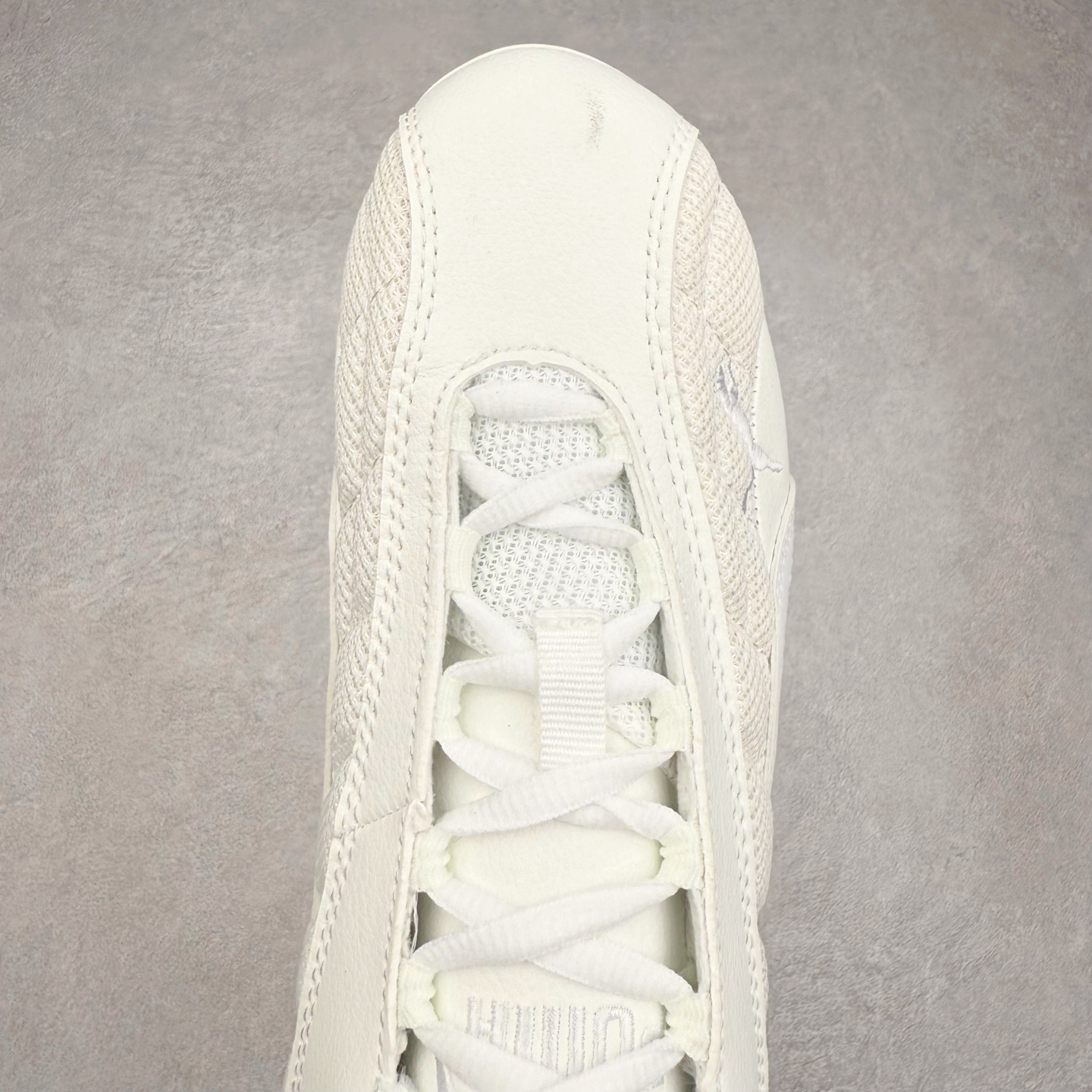 图片[4]-PUMA Speedca Plus 彪马极速赛车系列低帮德训风拼接复古百搭休闲运动赛车鞋 鞋款从80、90年代赛车手所穿的防火赛车鞋为原型，鞋身线条模仿了赛车的流线廓形，体现了空气动力学原理的结构。简约流畅的外观，恰好又和贯穿其中的Formstrip Logo融合恰到好处，视觉上细节丰富且协调。本次Speedcat OG鞋款归来，最大看点自然式保留了窄版鞋型以及薄底构造。这两年各品牌鞋底越做越厚，Speedcat反其道而行之，上脚几乎无鞋底的效果带来耳目一新的视觉体验。鞋面依旧是以质感细腻的麂皮材质打造，并且大面积近乎全包裹的使用，复古味道也愈发浓烈。配色上更是将最原始的黑色和红色带回，向F1赛车队的标志性队服致敬。相信让各位一眼种草的更多是出挑的大红色，上脚即可瞬间点亮整体造型，在以球鞋为核心的OOTD中脱颖而出。而另一款黑色则是低调的万金油，彰显新潮个性的同时又不喧宾夺主，也是热爱简约系穿搭朋友的首选。 尺码：36 37 37.5 38 38.5 39 40 40.5 41 42 42.5 43 44 44.5 45-选品中心