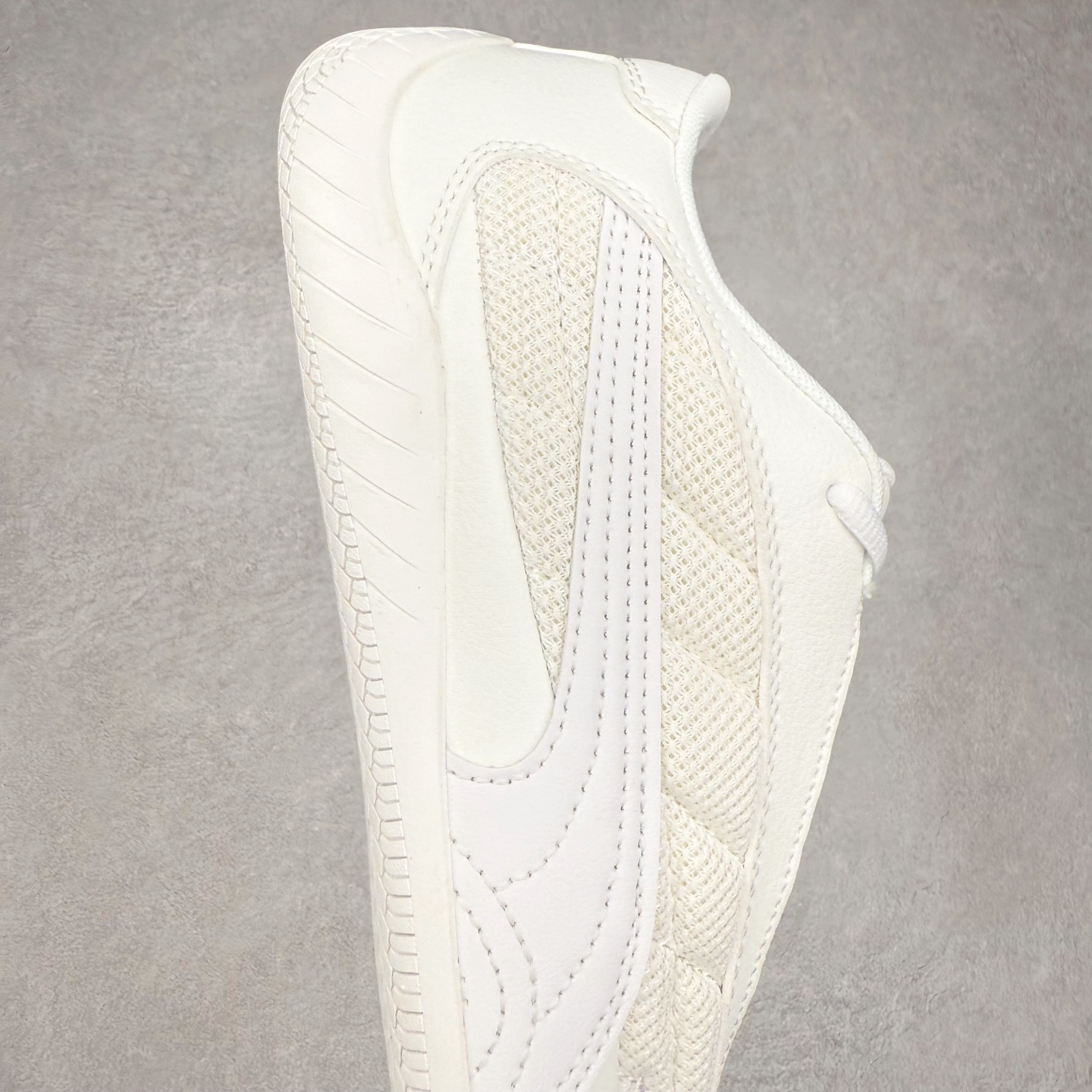 图片[6]-PUMA Speedca Plus 彪马极速赛车系列低帮德训风拼接复古百搭休闲运动赛车鞋 鞋款从80、90年代赛车手所穿的防火赛车鞋为原型，鞋身线条模仿了赛车的流线廓形，体现了空气动力学原理的结构。简约流畅的外观，恰好又和贯穿其中的Formstrip Logo融合恰到好处，视觉上细节丰富且协调。本次Speedcat OG鞋款归来，最大看点自然式保留了窄版鞋型以及薄底构造。这两年各品牌鞋底越做越厚，Speedcat反其道而行之，上脚几乎无鞋底的效果带来耳目一新的视觉体验。鞋面依旧是以质感细腻的麂皮材质打造，并且大面积近乎全包裹的使用，复古味道也愈发浓烈。配色上更是将最原始的黑色和红色带回，向F1赛车队的标志性队服致敬。相信让各位一眼种草的更多是出挑的大红色，上脚即可瞬间点亮整体造型，在以球鞋为核心的OOTD中脱颖而出。而另一款黑色则是低调的万金油，彰显新潮个性的同时又不喧宾夺主，也是热爱简约系穿搭朋友的首选。 尺码：36 37 37.5 38 38.5 39 40 40.5 41 42 42.5 43 44 44.5 45-选品中心