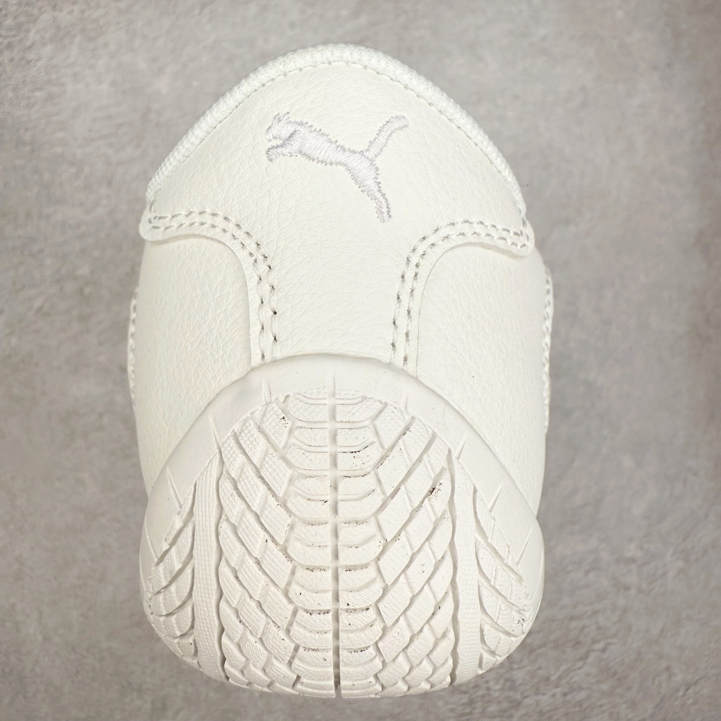 图片[8]-PUMA Speedca Plus 彪马极速赛车系列低帮德训风拼接复古百搭休闲运动赛车鞋 鞋款从80、90年代赛车手所穿的防火赛车鞋为原型，鞋身线条模仿了赛车的流线廓形，体现了空气动力学原理的结构。简约流畅的外观，恰好又和贯穿其中的Formstrip Logo融合恰到好处，视觉上细节丰富且协调。本次Speedcat OG鞋款归来，最大看点自然式保留了窄版鞋型以及薄底构造。这两年各品牌鞋底越做越厚，Speedcat反其道而行之，上脚几乎无鞋底的效果带来耳目一新的视觉体验。鞋面依旧是以质感细腻的麂皮材质打造，并且大面积近乎全包裹的使用，复古味道也愈发浓烈。配色上更是将最原始的黑色和红色带回，向F1赛车队的标志性队服致敬。相信让各位一眼种草的更多是出挑的大红色，上脚即可瞬间点亮整体造型，在以球鞋为核心的OOTD中脱颖而出。而另一款黑色则是低调的万金油，彰显新潮个性的同时又不喧宾夺主，也是热爱简约系穿搭朋友的首选。 尺码：36 37 37.5 38 38.5 39 40 40.5 41 42 42.5 43 44 44.5 45-选品中心