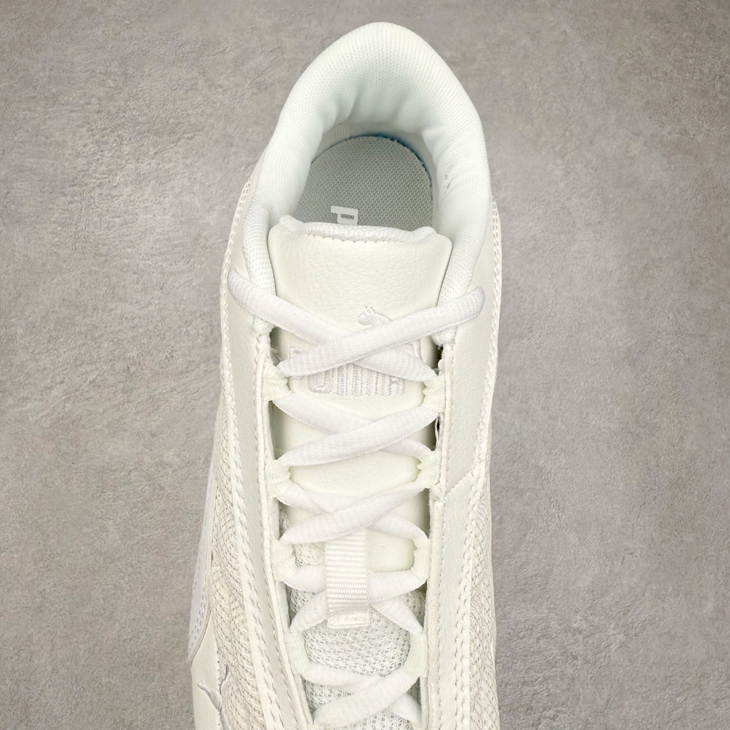 图片[5]-PUMA Speedca Plus 彪马极速赛车系列低帮德训风拼接复古百搭休闲运动赛车鞋 鞋款从80、90年代赛车手所穿的防火赛车鞋为原型，鞋身线条模仿了赛车的流线廓形，体现了空气动力学原理的结构。简约流畅的外观，恰好又和贯穿其中的Formstrip Logo融合恰到好处，视觉上细节丰富且协调。本次Speedcat OG鞋款归来，最大看点自然式保留了窄版鞋型以及薄底构造。这两年各品牌鞋底越做越厚，Speedcat反其道而行之，上脚几乎无鞋底的效果带来耳目一新的视觉体验。鞋面依旧是以质感细腻的麂皮材质打造，并且大面积近乎全包裹的使用，复古味道也愈发浓烈。配色上更是将最原始的黑色和红色带回，向F1赛车队的标志性队服致敬。相信让各位一眼种草的更多是出挑的大红色，上脚即可瞬间点亮整体造型，在以球鞋为核心的OOTD中脱颖而出。而另一款黑色则是低调的万金油，彰显新潮个性的同时又不喧宾夺主，也是热爱简约系穿搭朋友的首选。 尺码：36 37 37.5 38 38.5 39 40 40.5 41 42 42.5 43 44 44.5 45-选品中心