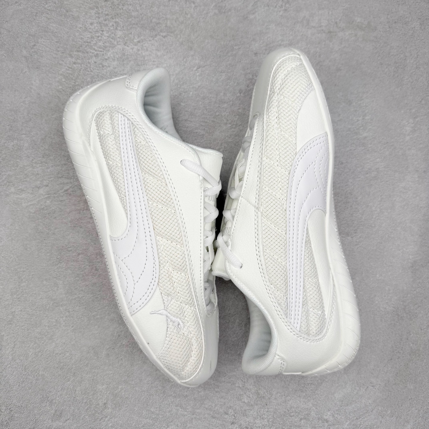 图片[3]-PUMA Speedca Plus 彪马极速赛车系列低帮德训风拼接复古百搭休闲运动赛车鞋 鞋款从80、90年代赛车手所穿的防火赛车鞋为原型，鞋身线条模仿了赛车的流线廓形，体现了空气动力学原理的结构。简约流畅的外观，恰好又和贯穿其中的Formstrip Logo融合恰到好处，视觉上细节丰富且协调。本次Speedcat OG鞋款归来，最大看点自然式保留了窄版鞋型以及薄底构造。这两年各品牌鞋底越做越厚，Speedcat反其道而行之，上脚几乎无鞋底的效果带来耳目一新的视觉体验。鞋面依旧是以质感细腻的麂皮材质打造，并且大面积近乎全包裹的使用，复古味道也愈发浓烈。配色上更是将最原始的黑色和红色带回，向F1赛车队的标志性队服致敬。相信让各位一眼种草的更多是出挑的大红色，上脚即可瞬间点亮整体造型，在以球鞋为核心的OOTD中脱颖而出。而另一款黑色则是低调的万金油，彰显新潮个性的同时又不喧宾夺主，也是热爱简约系穿搭朋友的首选。 尺码：36 37 37.5 38 38.5 39 40 40.5 41 42 42.5 43 44 44.5 45-选品中心